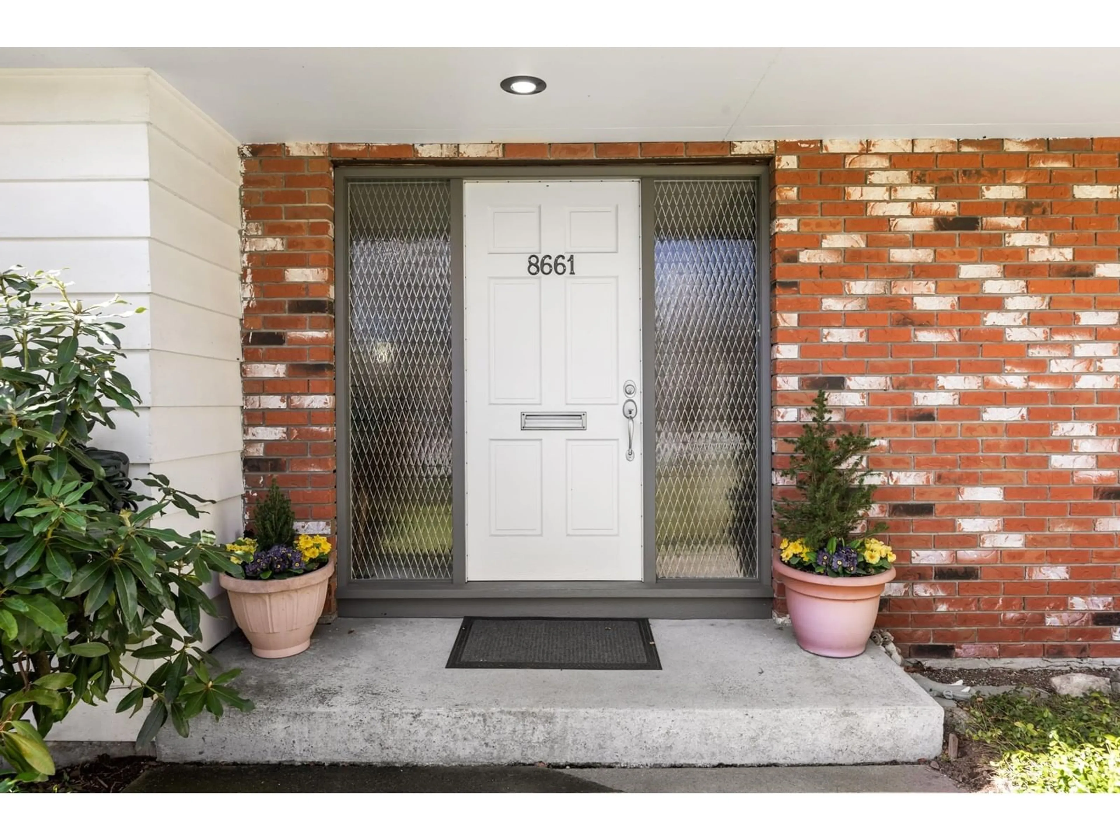 Indoor entryway for 8661 148, Surrey British Columbia V3S3G6