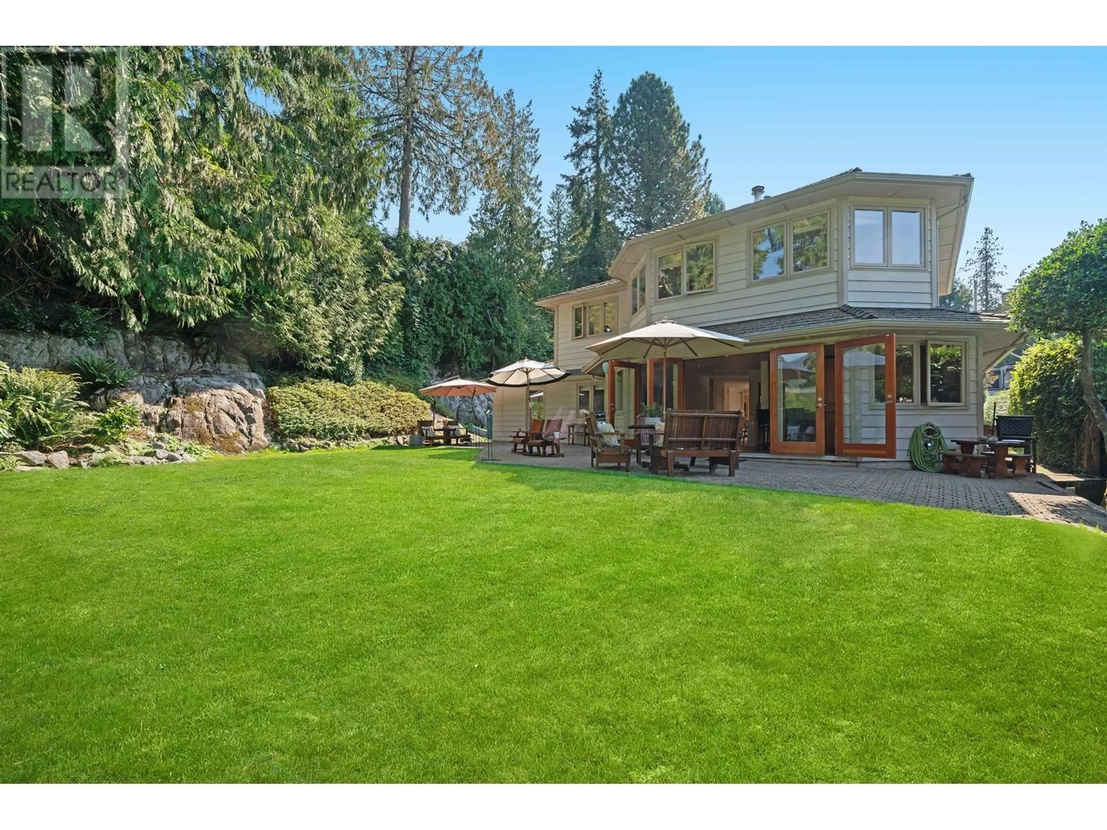 A pic from outside/outdoor area/front of a property/back of a property/a pic from drone, mountain view for 5475 GREENLEAF ROAD, West Vancouver British Columbia V7W1N5