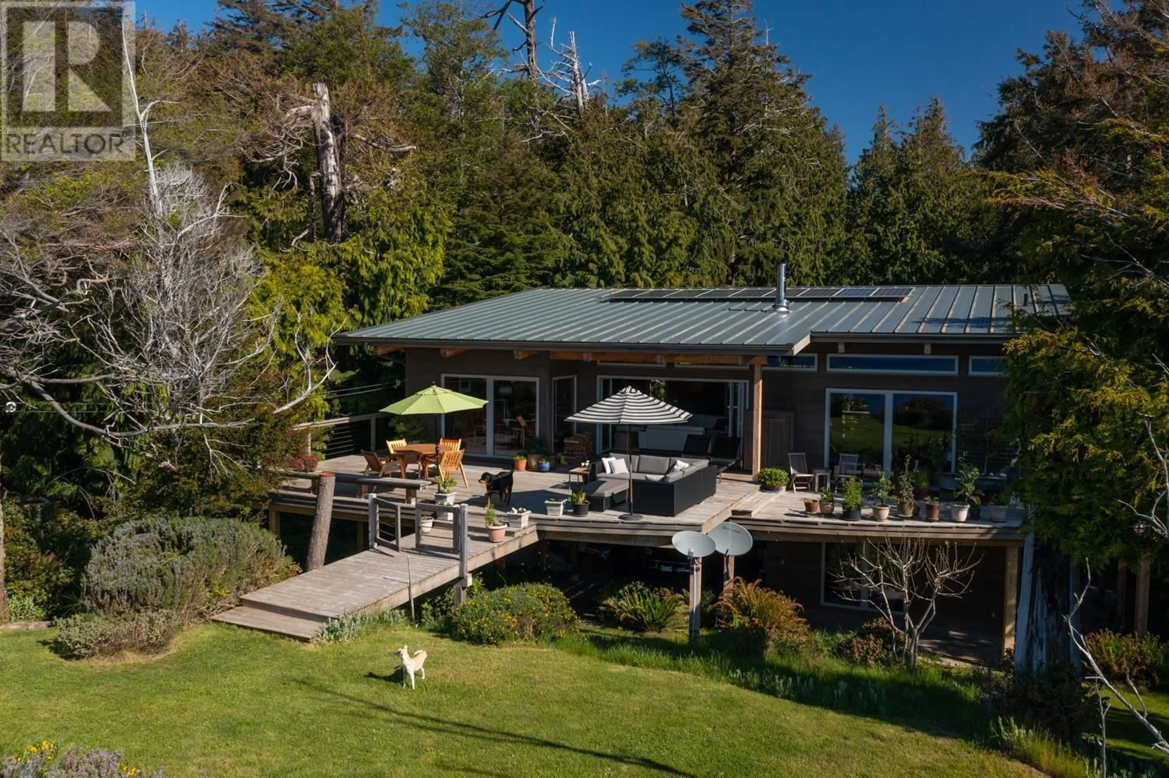 A pic from outside/outdoor area/front of a property/back of a property/a pic from drone, water/lake/river/ocean view for 1628 VANCOUVER BOULEVARD, Other Islands British Columbia V0N2G0