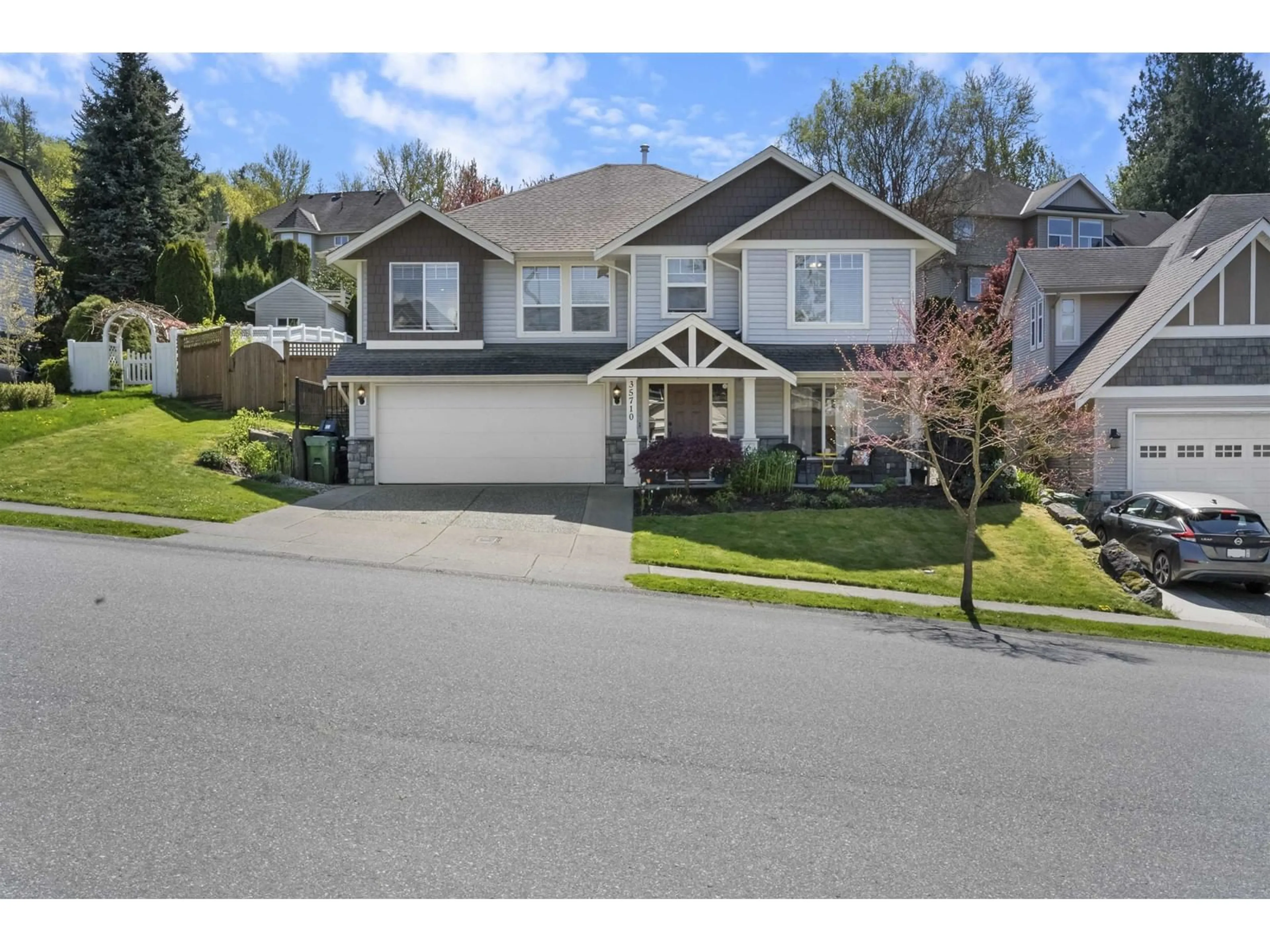 Home with vinyl exterior material, street for 35710 LEDGEVIEW, Abbotsford British Columbia V3G2Z2
