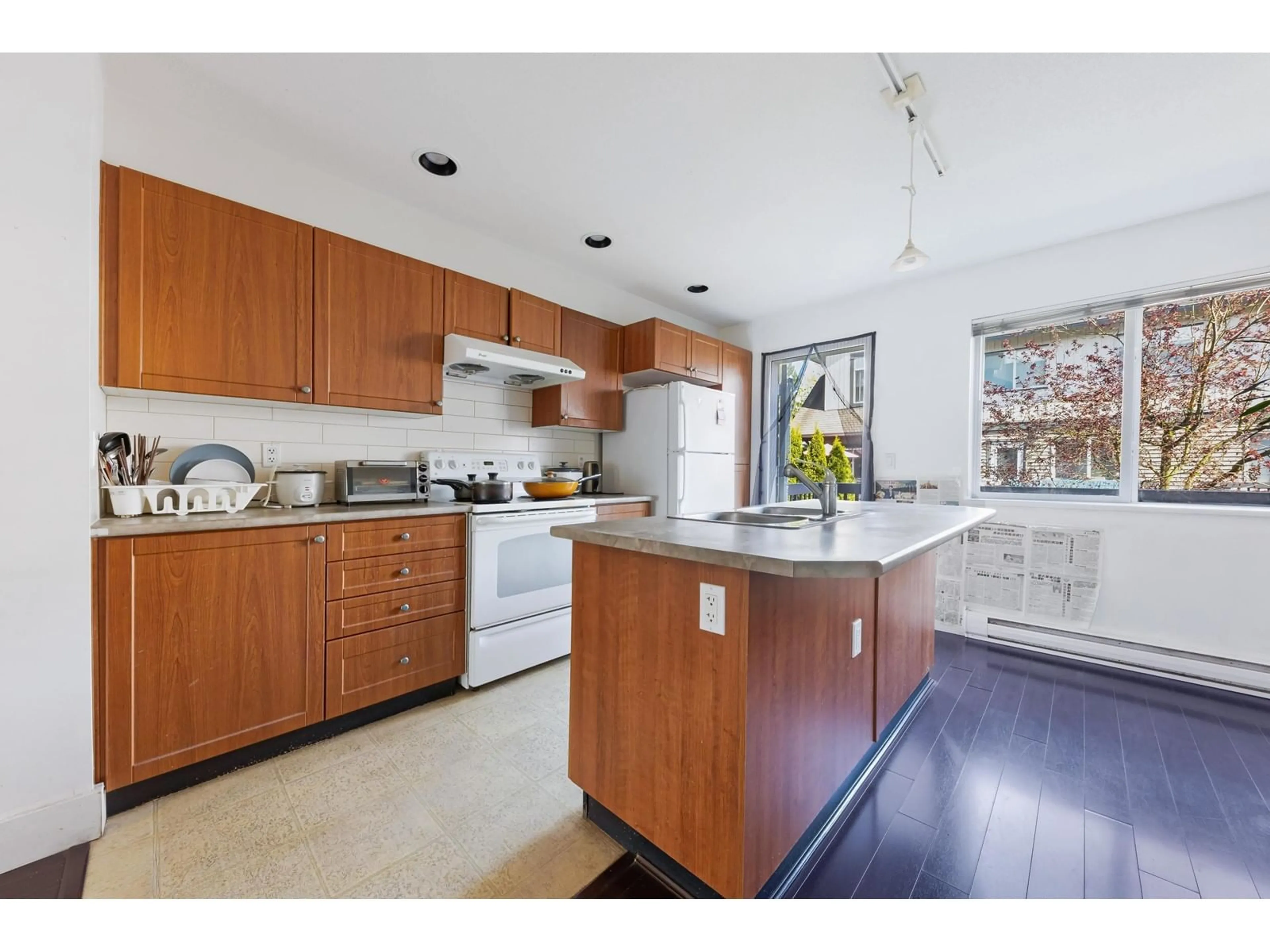 Open concept kitchen, unknown for 161 - 16177 83, Surrey British Columbia V4N5T3