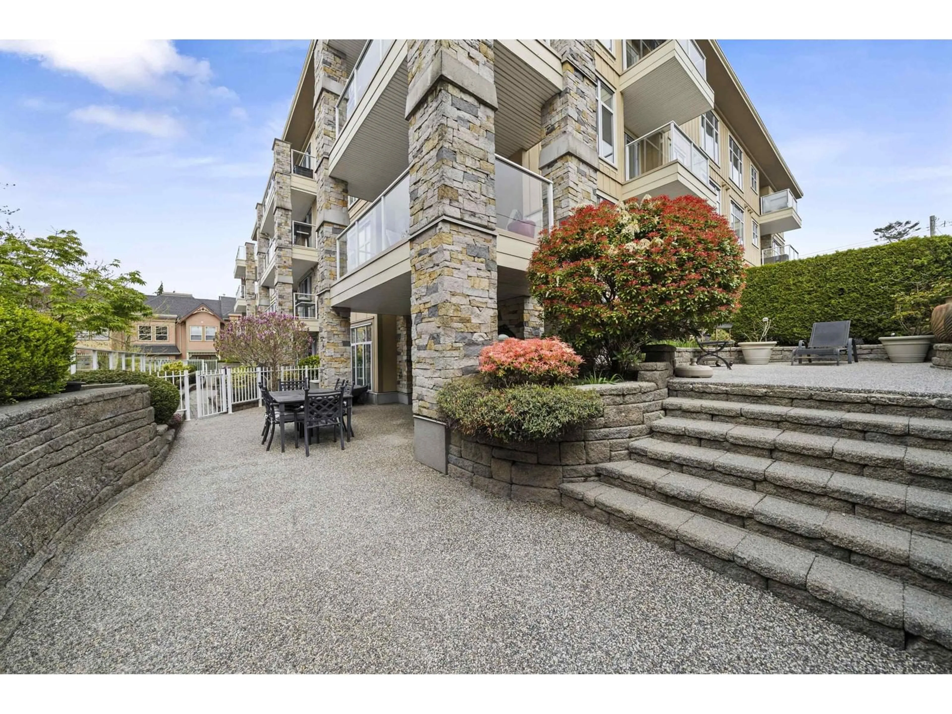 Patio, street for 102 - 15164 PROSPECT, White Rock British Columbia V4B2B9