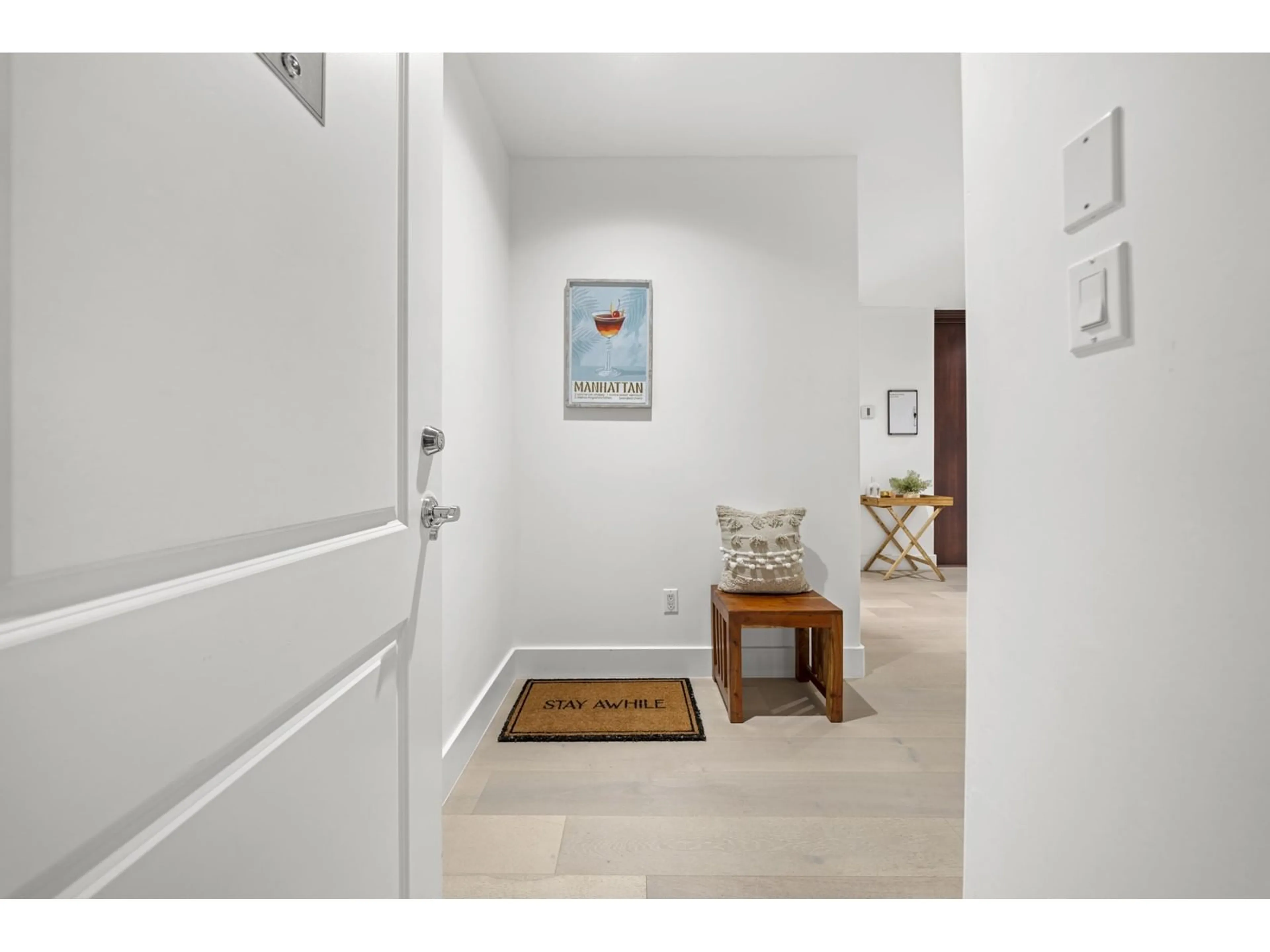 Indoor entryway for 102 - 15164 PROSPECT, White Rock British Columbia V4B2B9