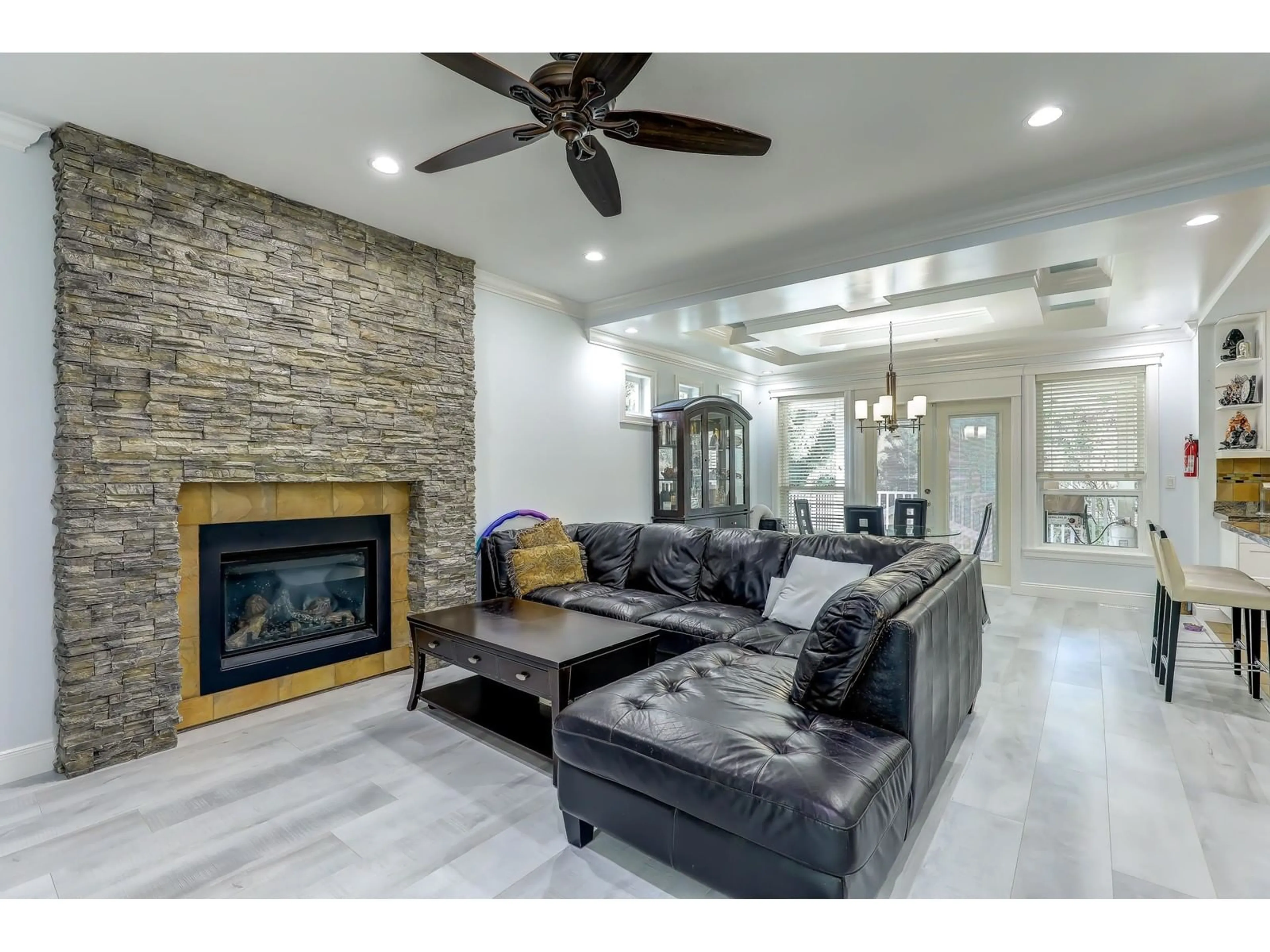 Living room with furniture, ceramic/tile floor for 10301 155A, Surrey British Columbia V3R4K4