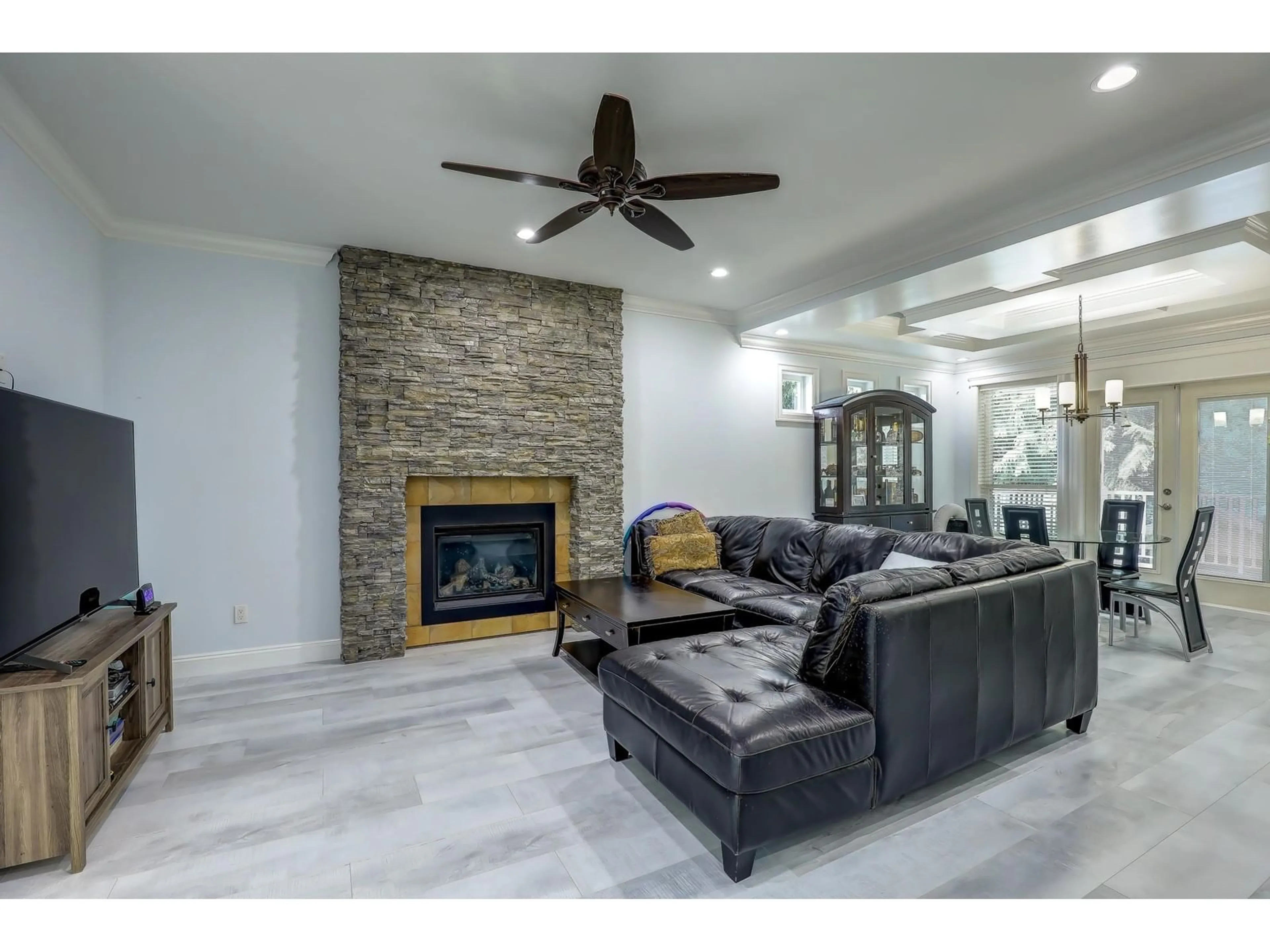 Living room with furniture, ceramic/tile floor for 10301 155A, Surrey British Columbia V3R4K4