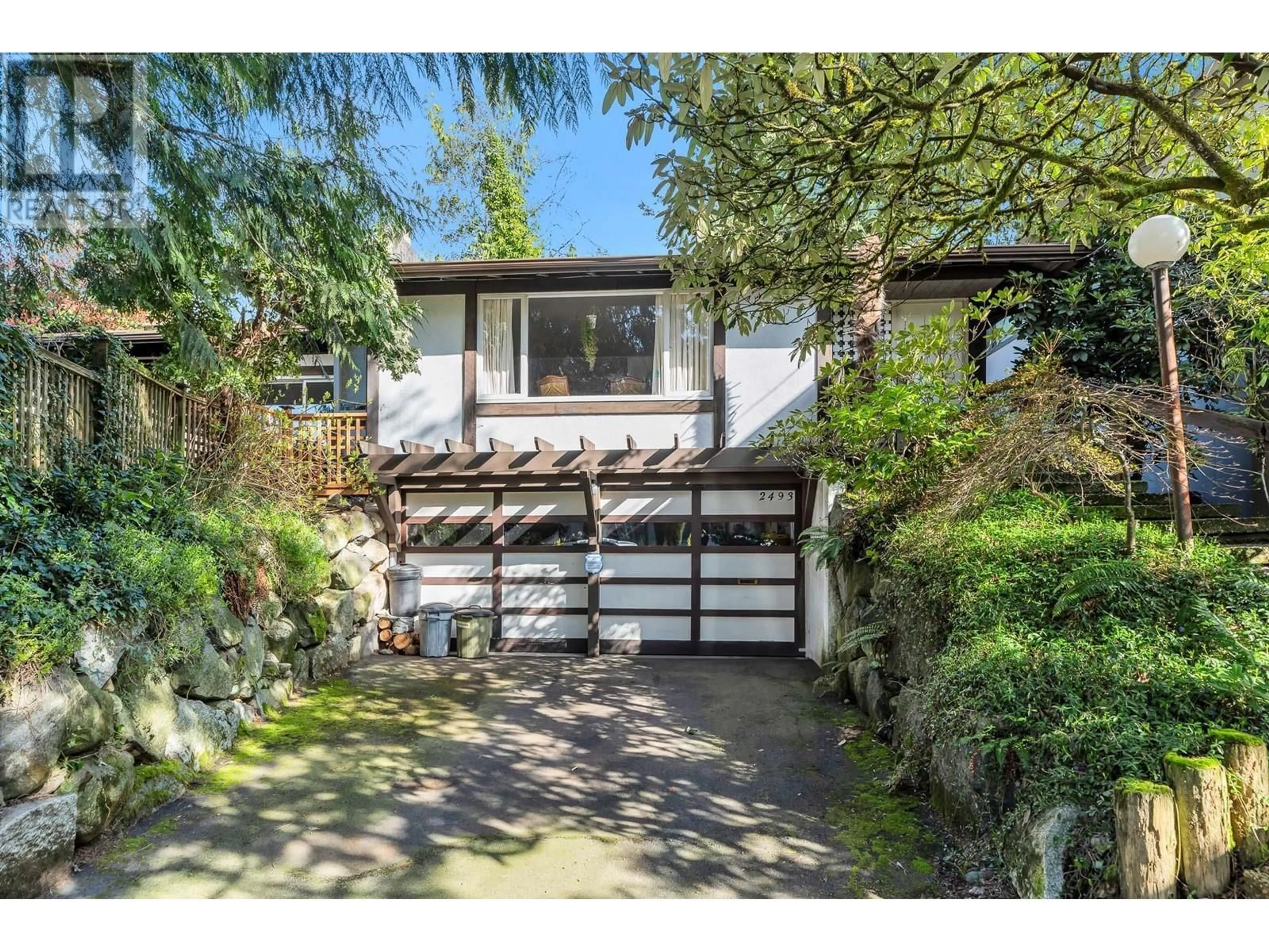 A pic from outside/outdoor area/front of a property/back of a property/a pic from drone, street for 2493 HAYWOOD AVENUE, West Vancouver British Columbia V7V1Y2