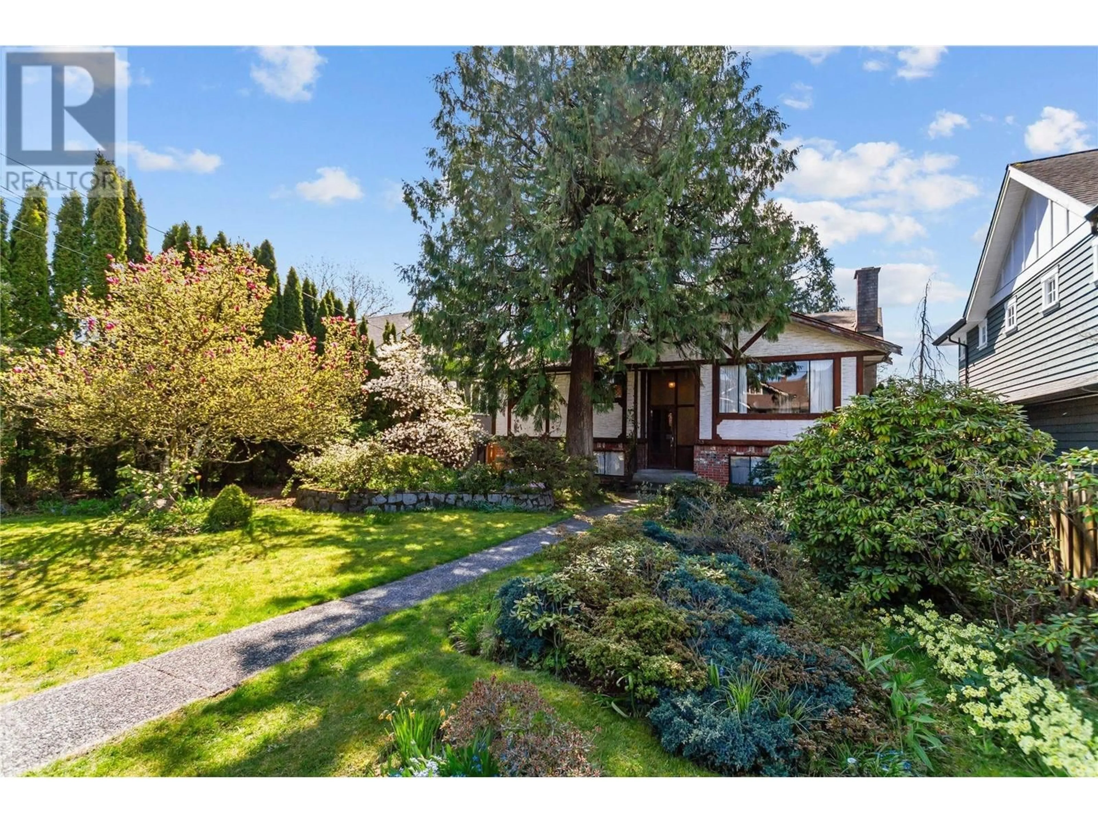 A pic from outside/outdoor area/front of a property/back of a property/a pic from drone, street for 733 9TH STREET, North Vancouver British Columbia V7L2C1