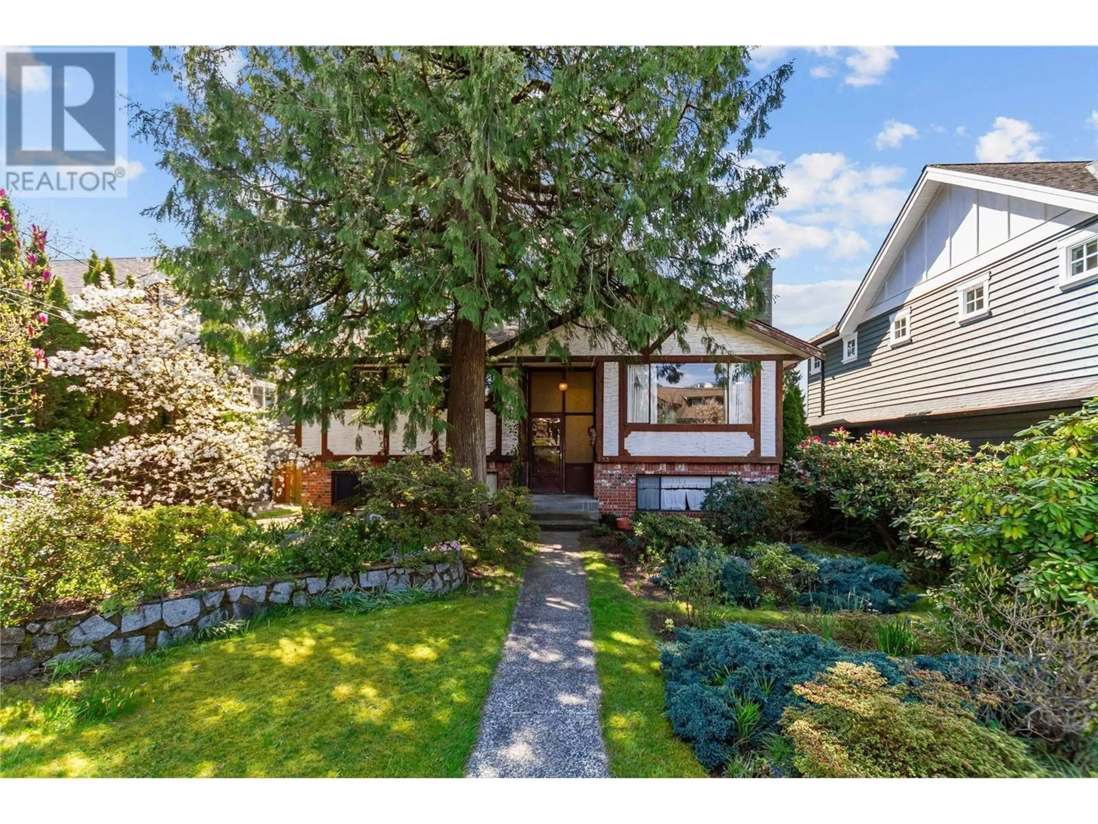 Unknown for 733 9TH STREET, North Vancouver British Columbia V7L2C1