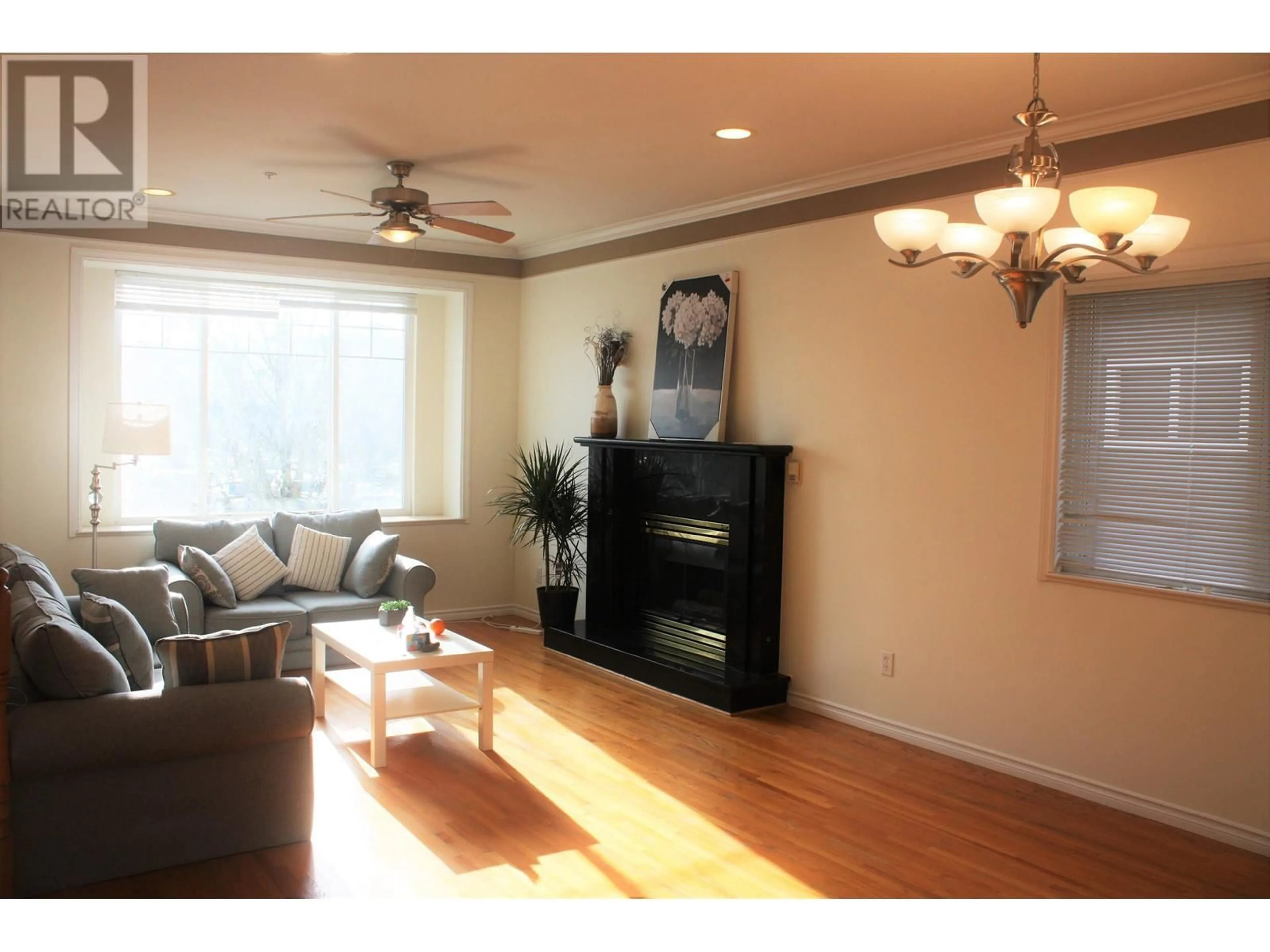 Living room with furniture, wood/laminate floor for 2529 FRANKLIN STREET, Vancouver British Columbia V5K1X5