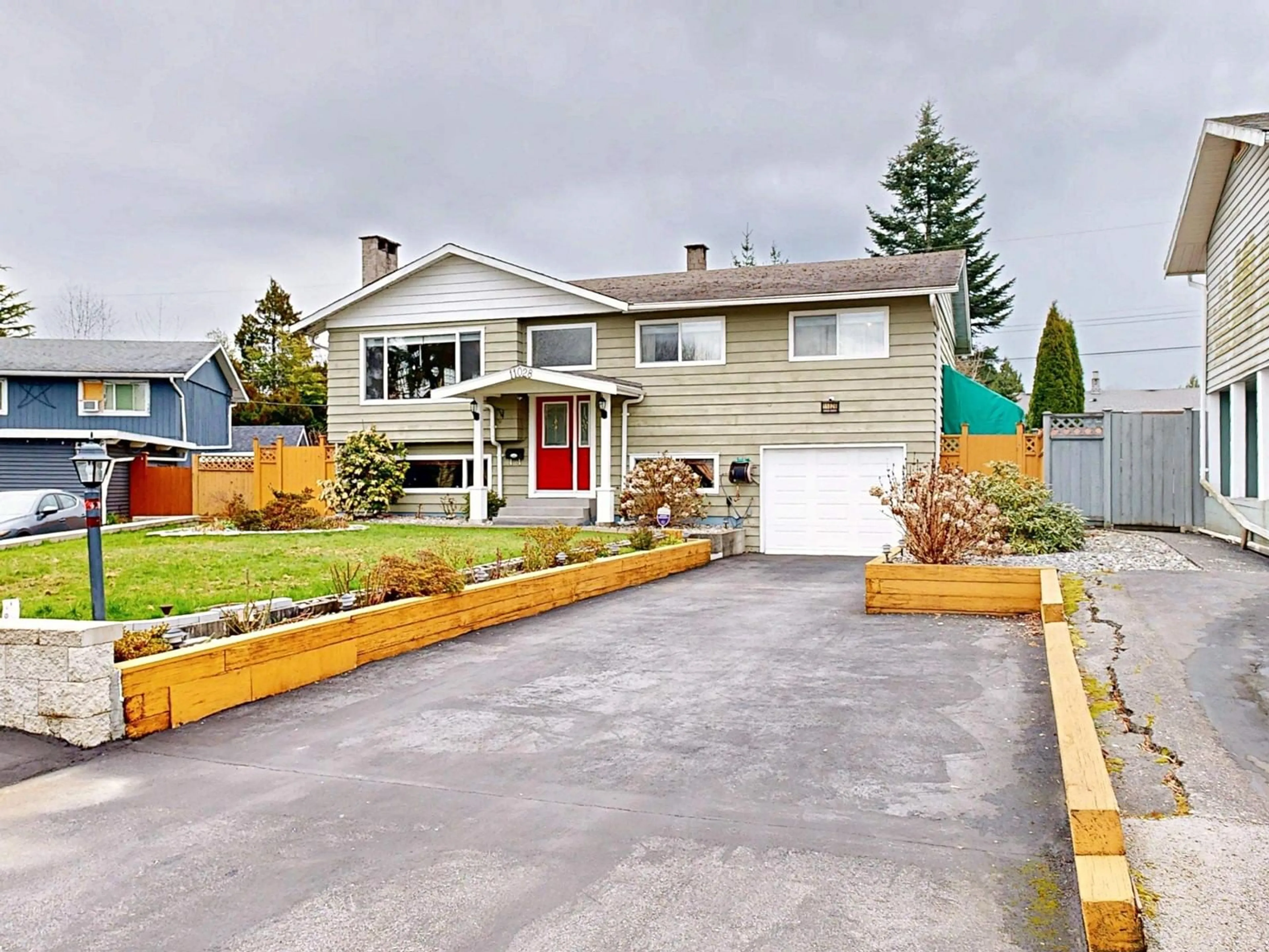 Home with vinyl exterior material, street for 11028 SWAN, Surrey British Columbia V3R5B6