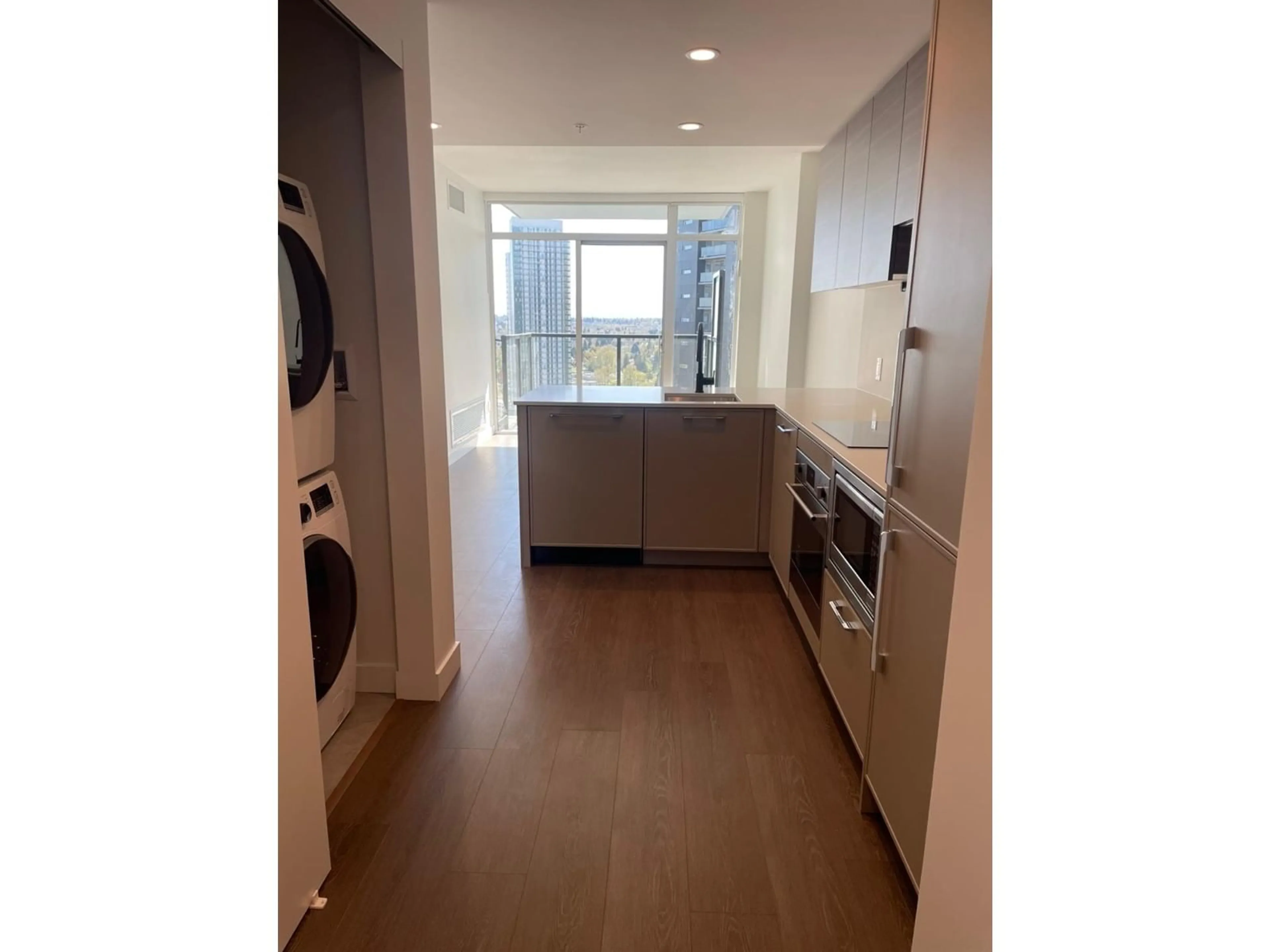 Standard kitchen, wood/laminate floor for 2111 - 13725 GEORGE JUNCTION, Surrey British Columbia V3T0V7