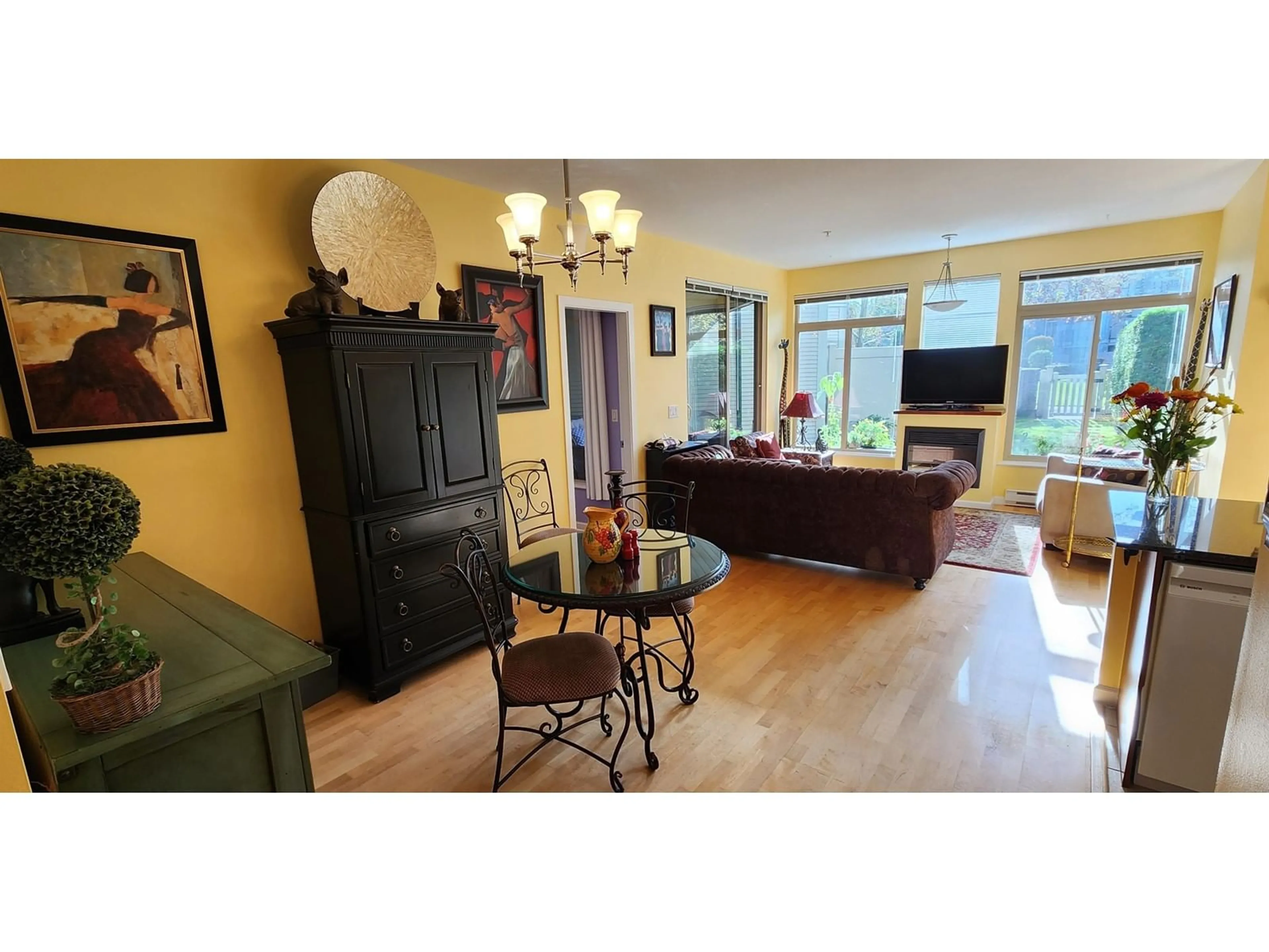 Living room with furniture, unknown for 122 - 15380 102A, Surrey British Columbia V3R0B3