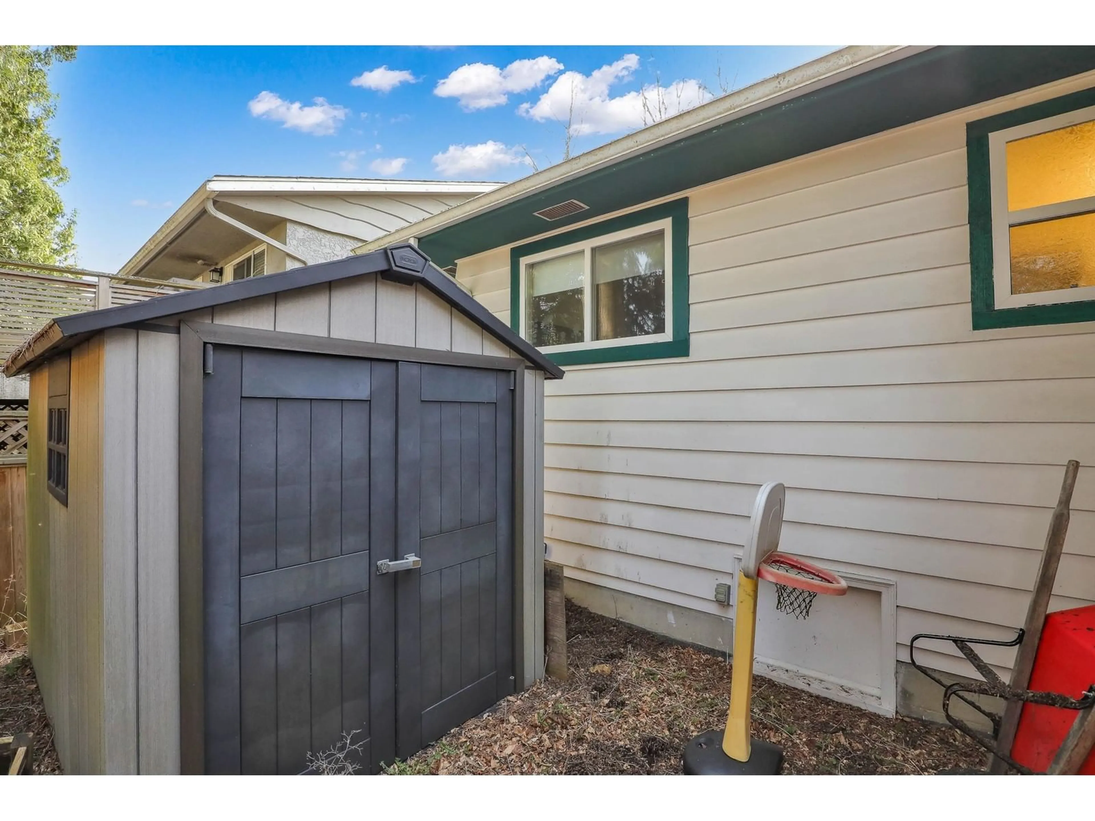 Shed for 1554 STEVENS, White Rock British Columbia V4B4Y5