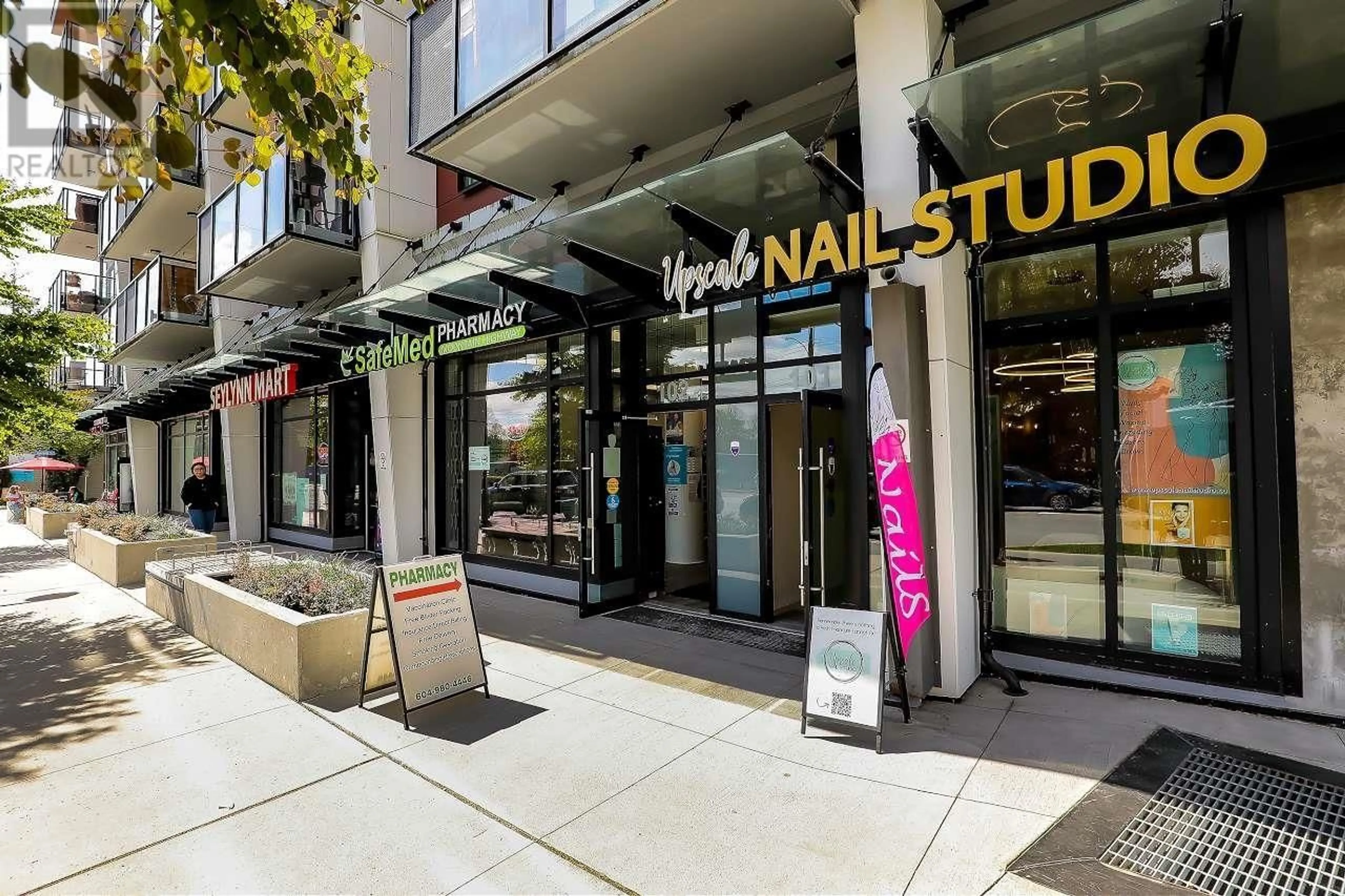 Indoor foyer for 413 - 1496 CHARLOTTE ROAD, Vancouver British Columbia V7J0C9