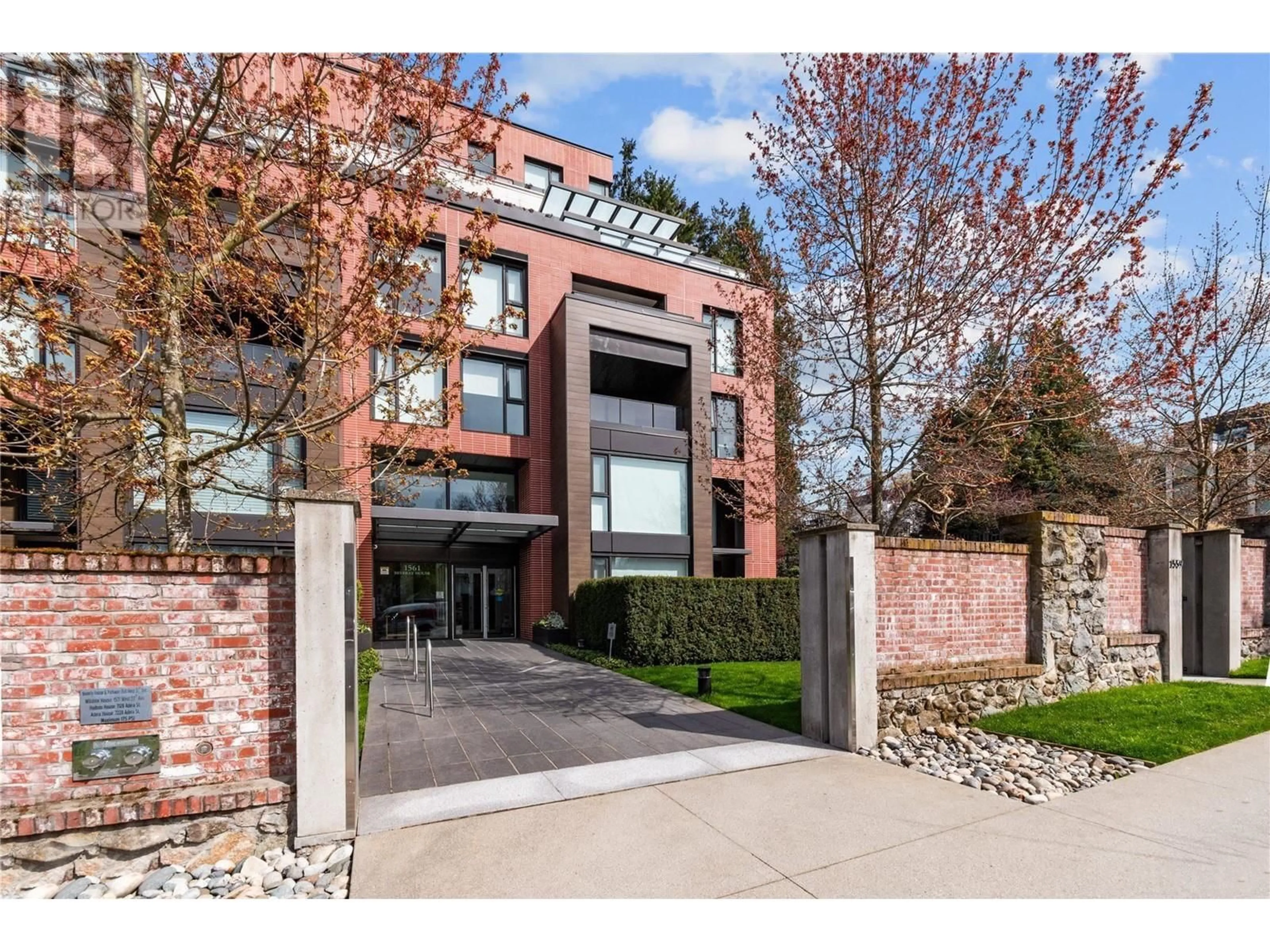 Unknown for 206 - 1561 57TH AVENUE, Vancouver British Columbia V6P0H5