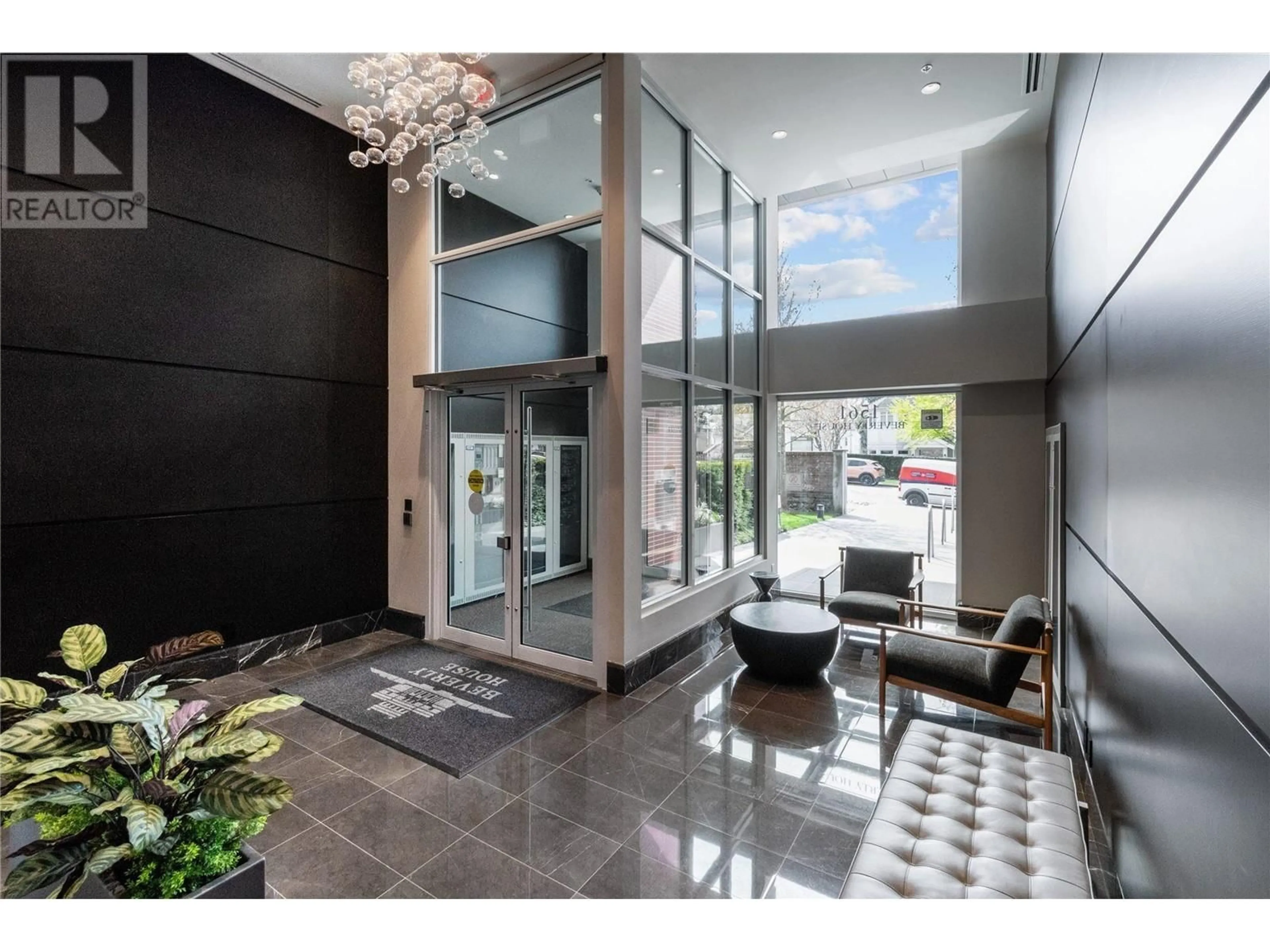 Indoor foyer for 206 - 1561 57TH AVENUE, Vancouver British Columbia V6P0H5