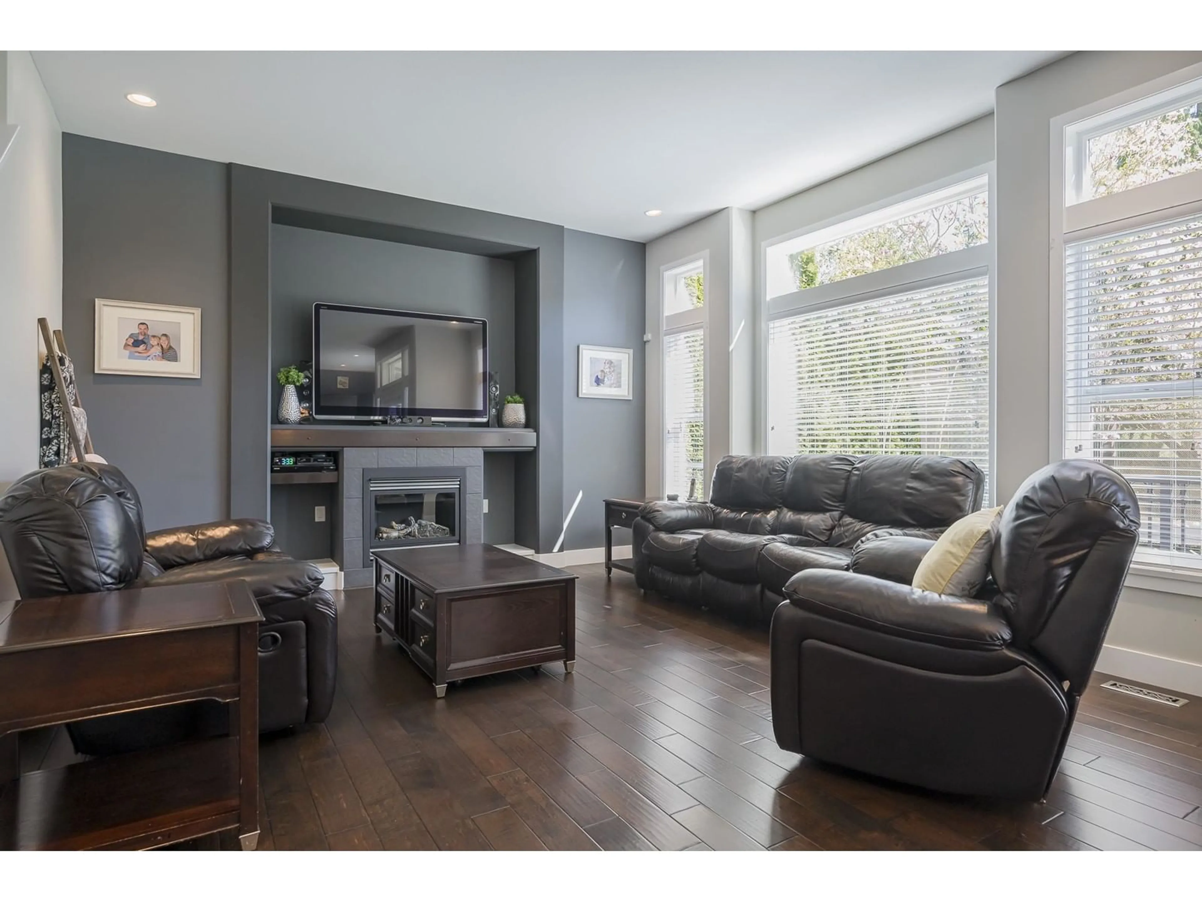 Living room with furniture, wood/laminate floor for 16364 60A, Surrey British Columbia V3S2H7