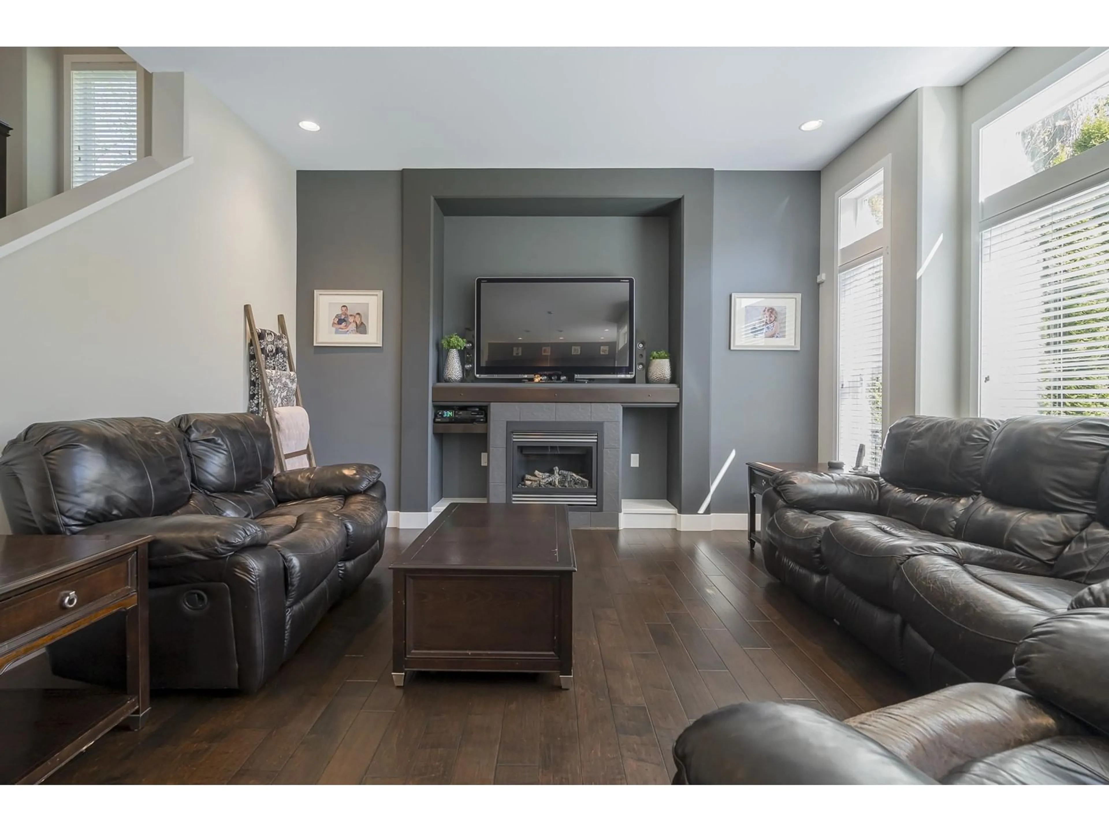 Living room with furniture, wood/laminate floor for 16364 60A, Surrey British Columbia V3S2H7