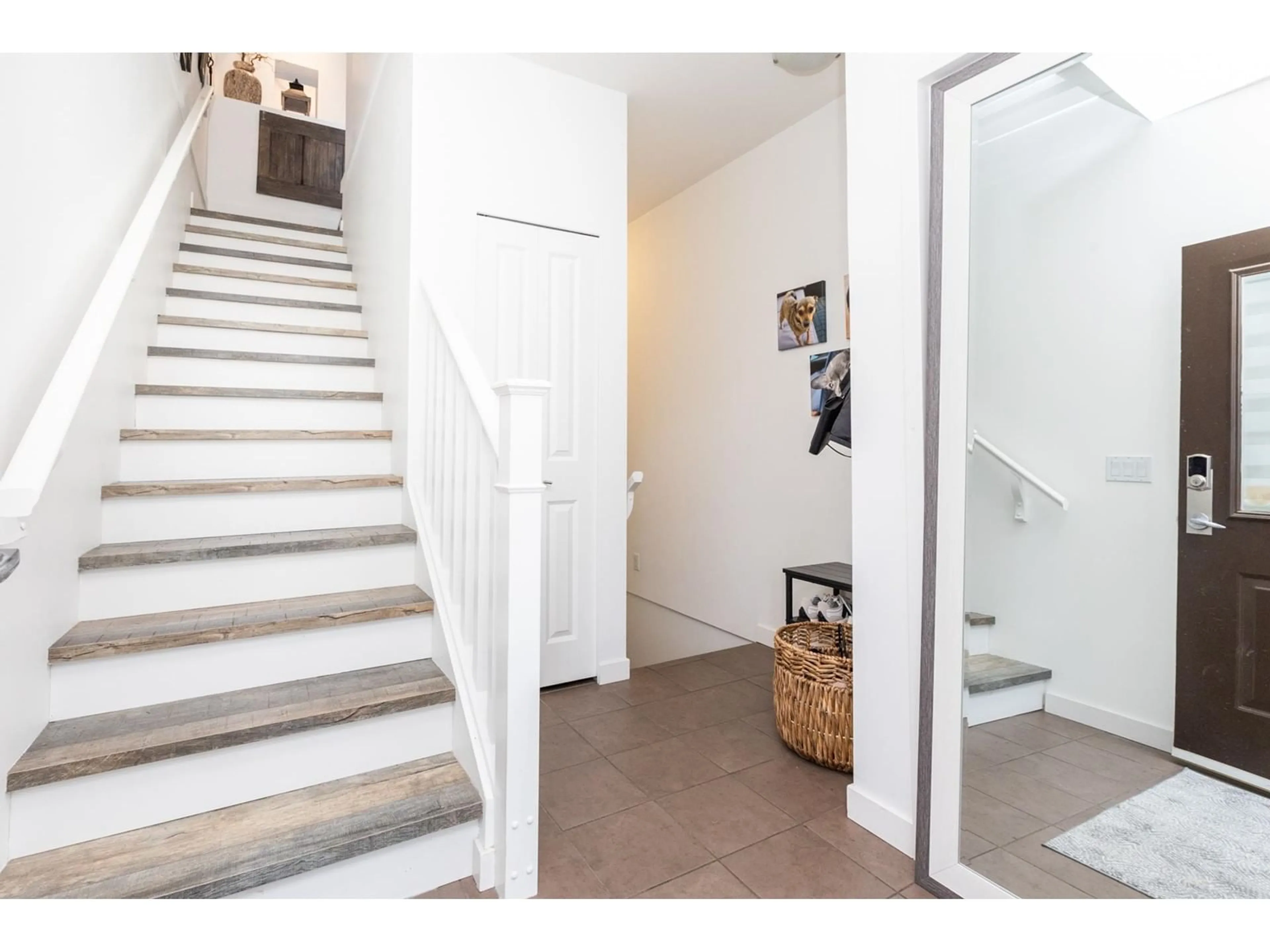Indoor entryway for 53 - 7155 189, Surrey British Columbia V4N5S8