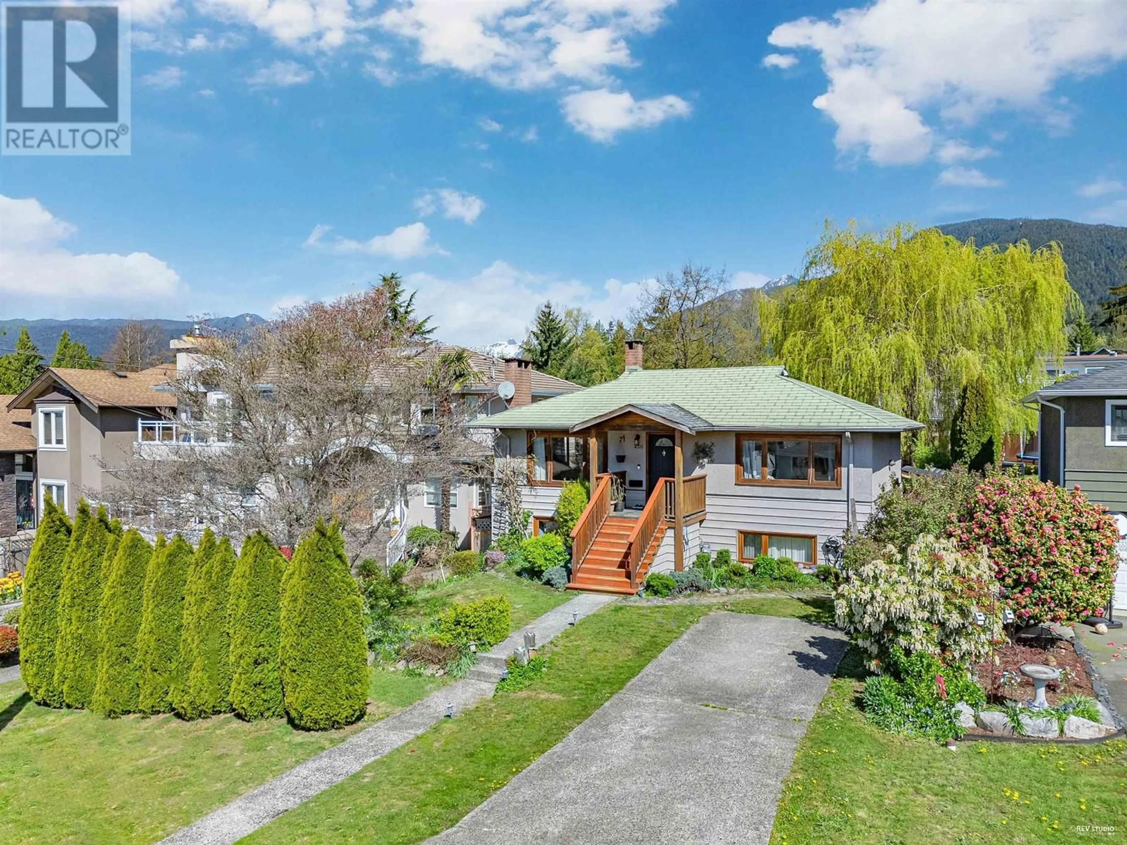 A pic from outside/outdoor area/front of a property/back of a property/a pic from drone, mountain view for 430 KINGS ROAD, North Vancouver British Columbia V7N2M3