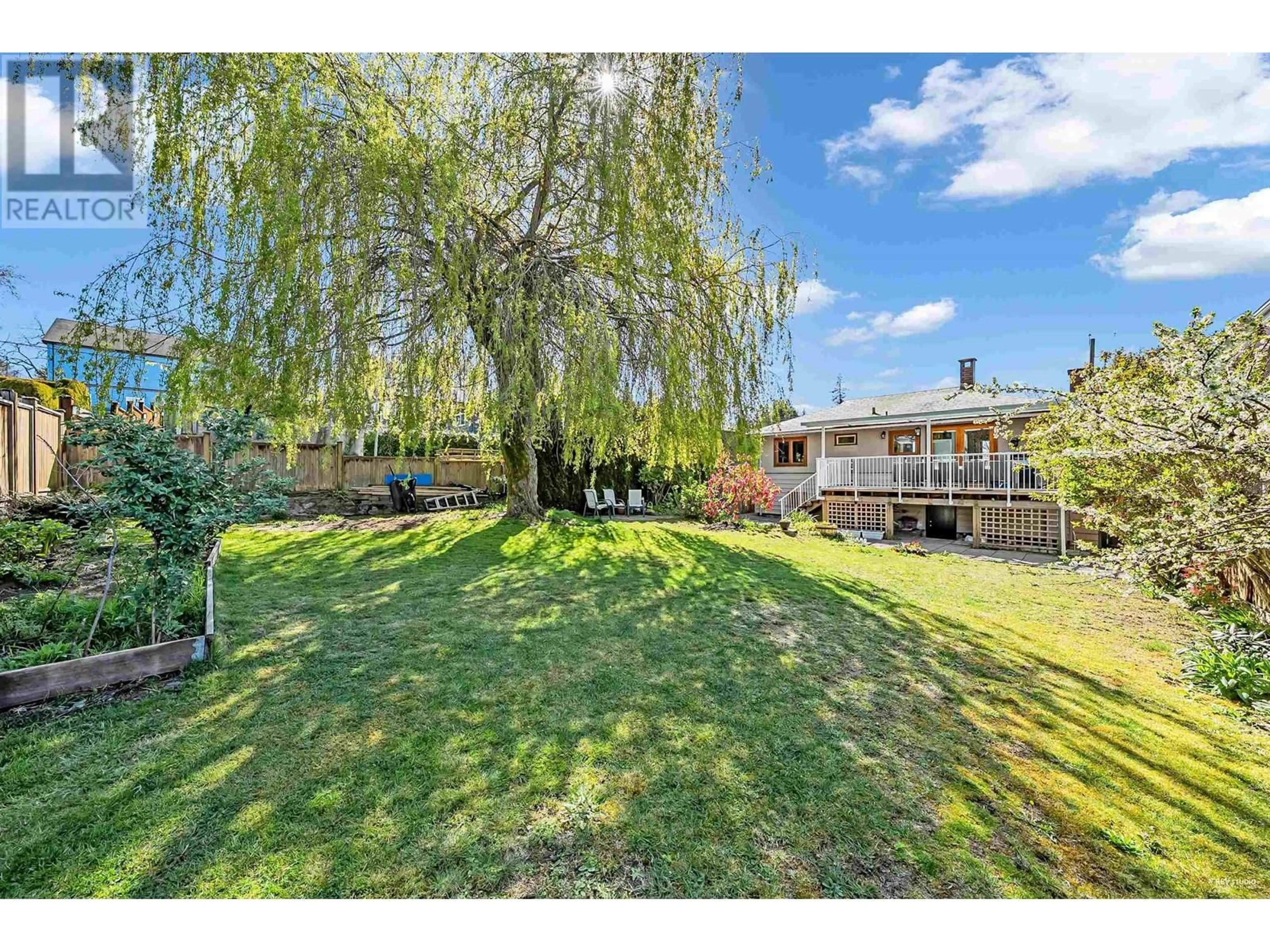 A pic from outside/outdoor area/front of a property/back of a property/a pic from drone, water/lake/river/ocean view for 430 KINGS ROAD, North Vancouver British Columbia V7N2M3