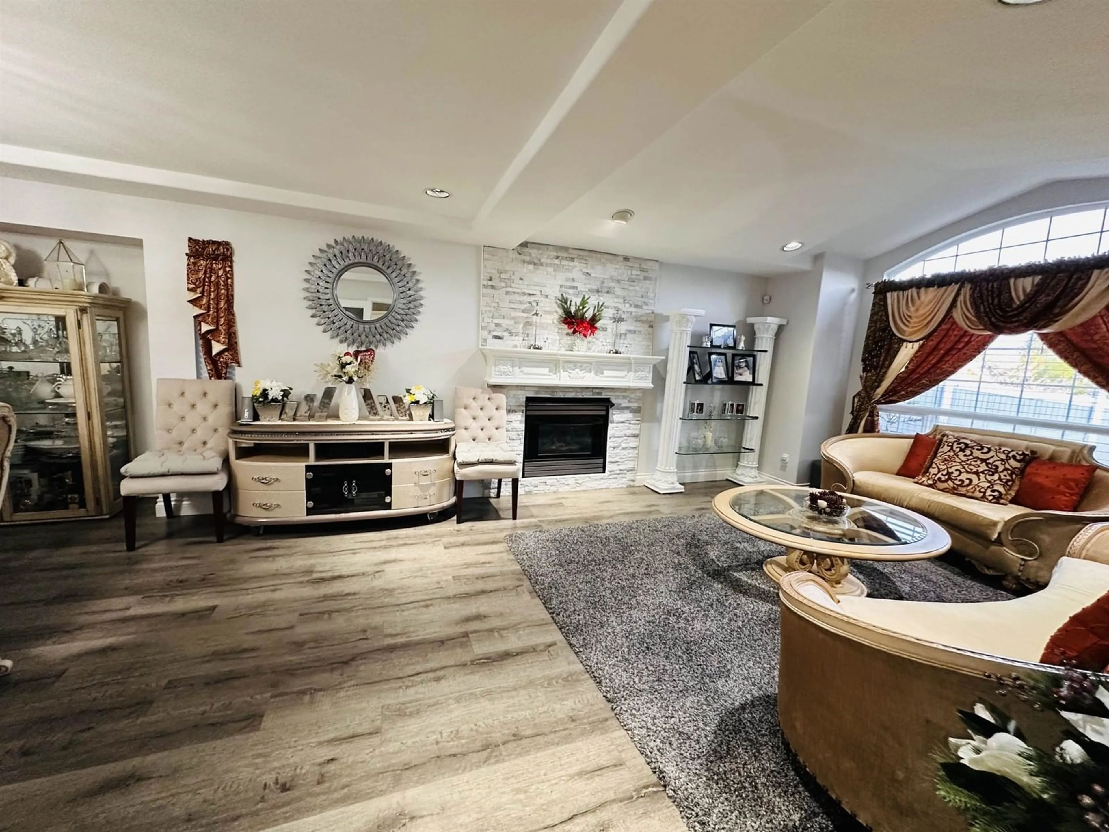 Living room with furniture, unknown for 8234 151A, Surrey British Columbia V3S8M6