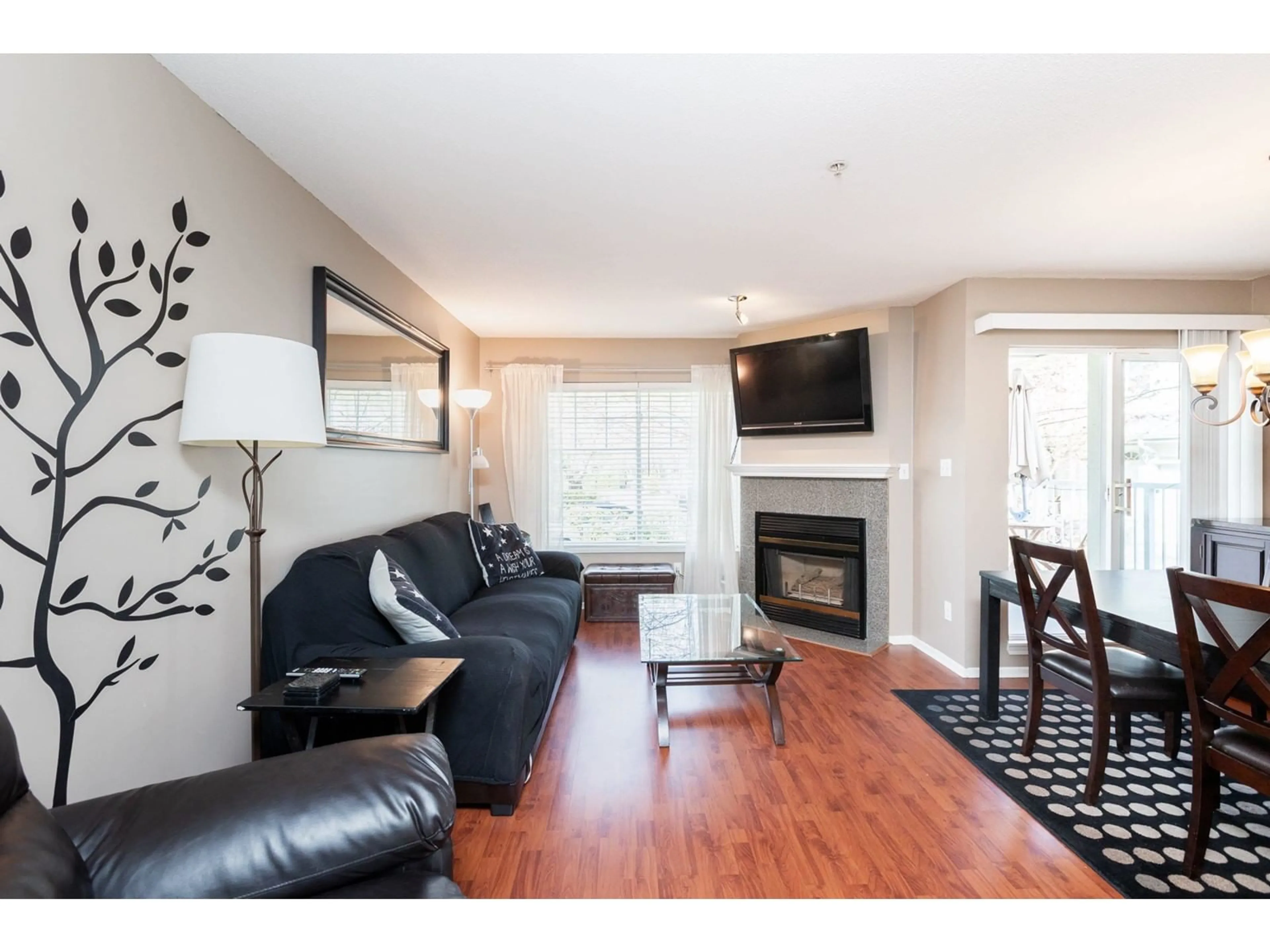 Living room with furniture, wood/laminate floor for 54 - 8892 208, Langley British Columbia V1M2N8
