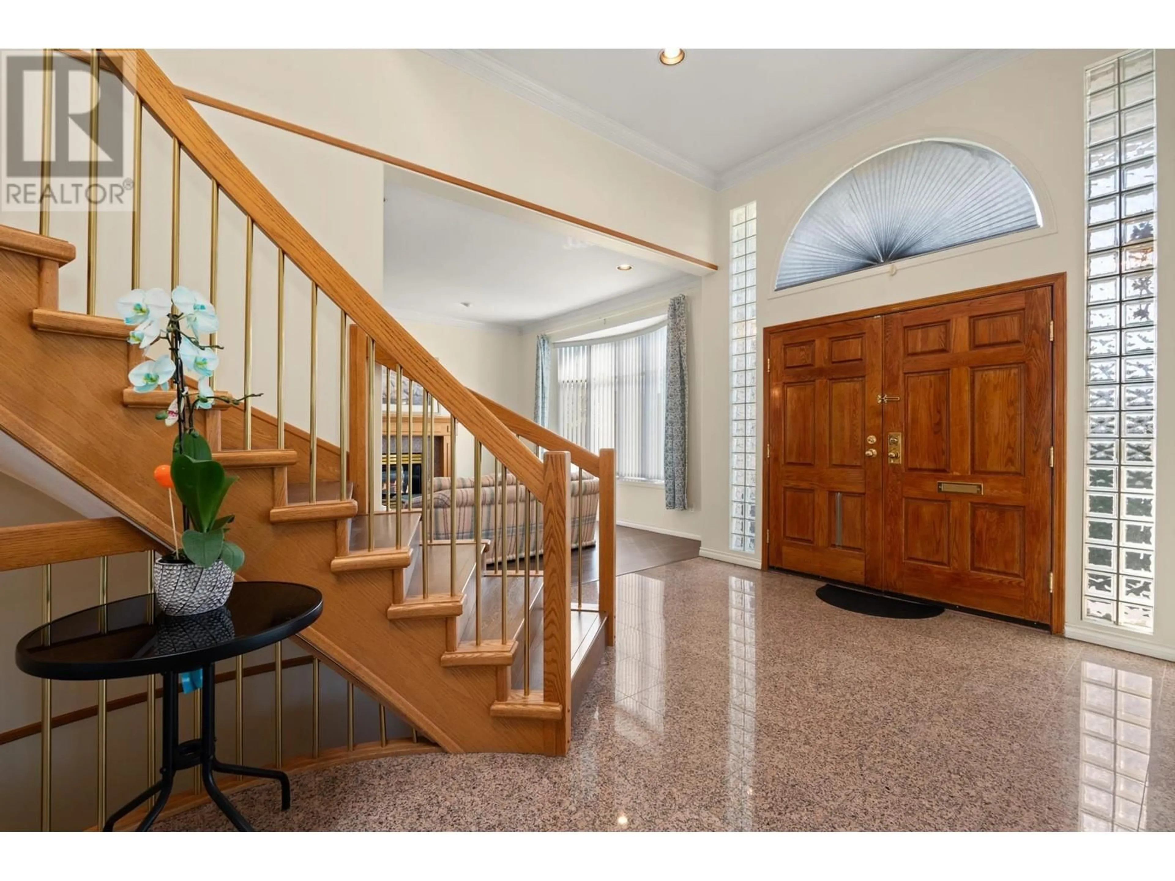 Indoor foyer for 4055 NAPIER STREET, Burnaby British Columbia V5C3G3