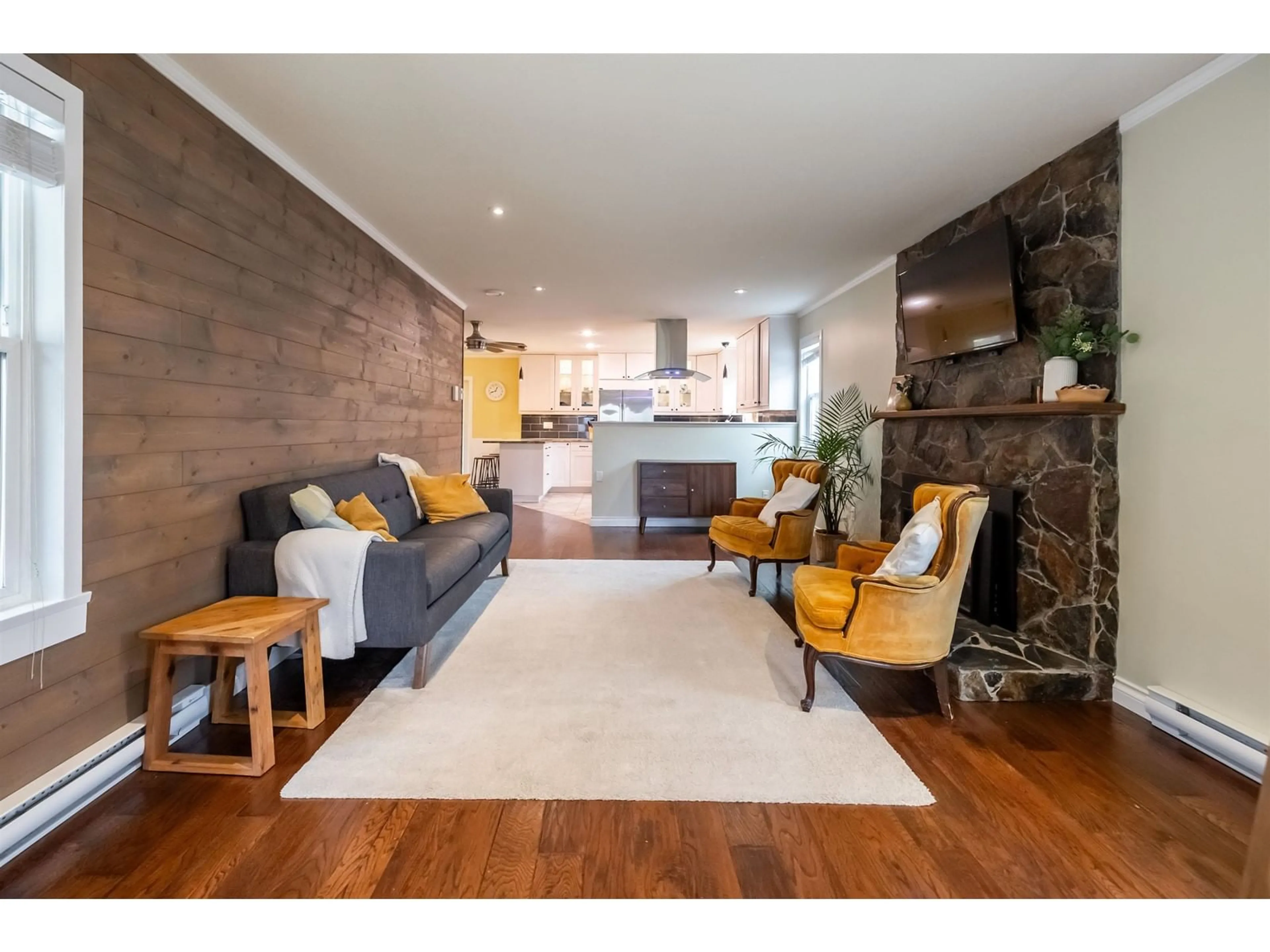 Living room with furniture, wood/laminate floor for 21565 94A, Langley British Columbia V1M2A5