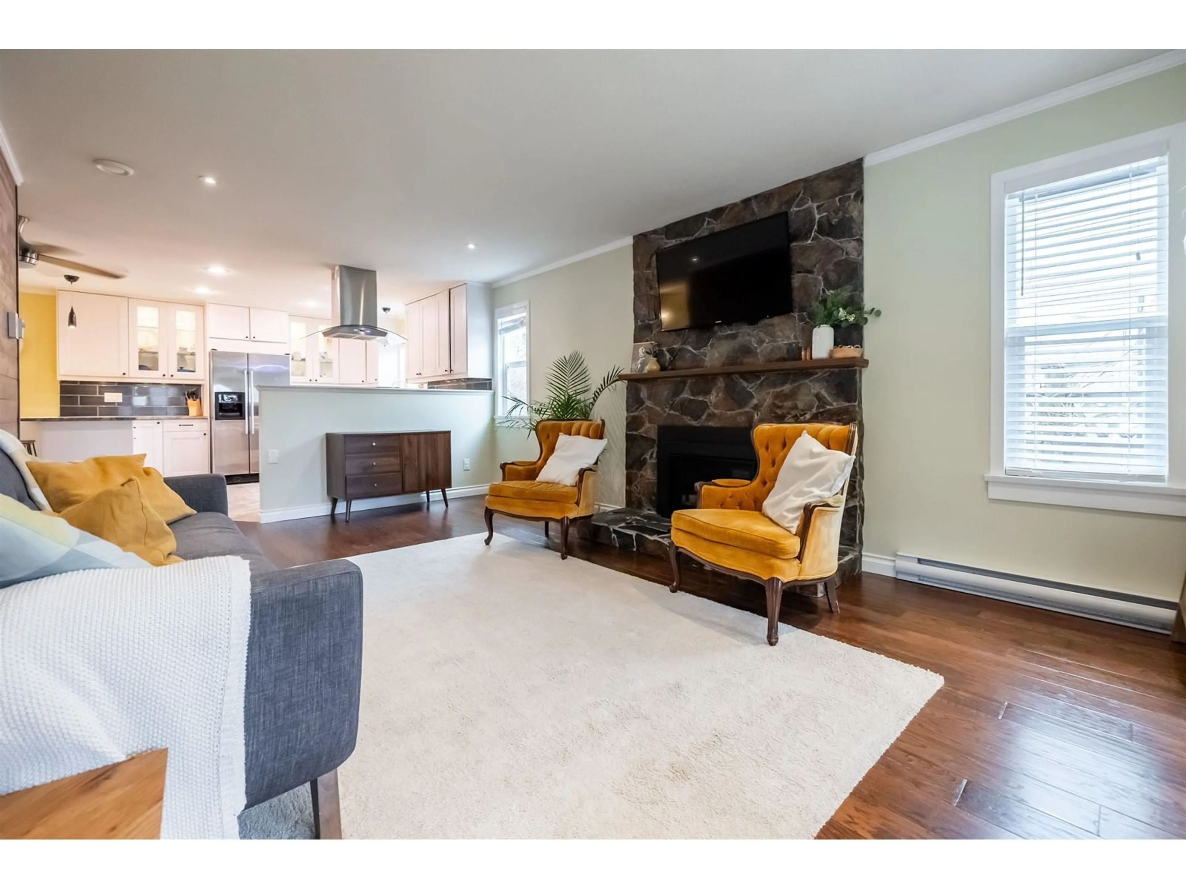 Living room with furniture, wood/laminate floor for 21565 94A, Langley British Columbia V1M2A5