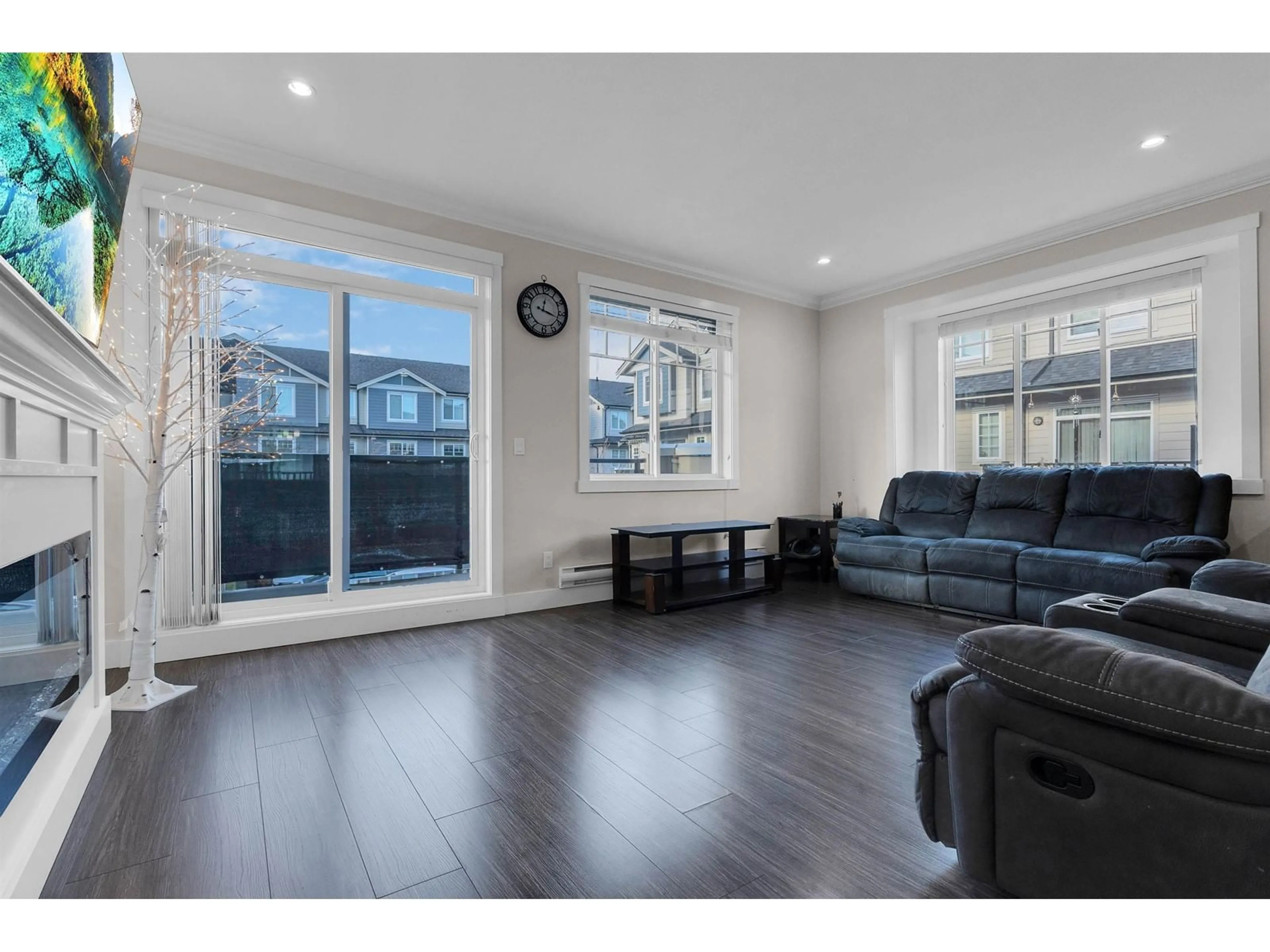 Living room with furniture, wood/laminate floor for 113 - 13898 64, Surrey British Columbia V3W1L6