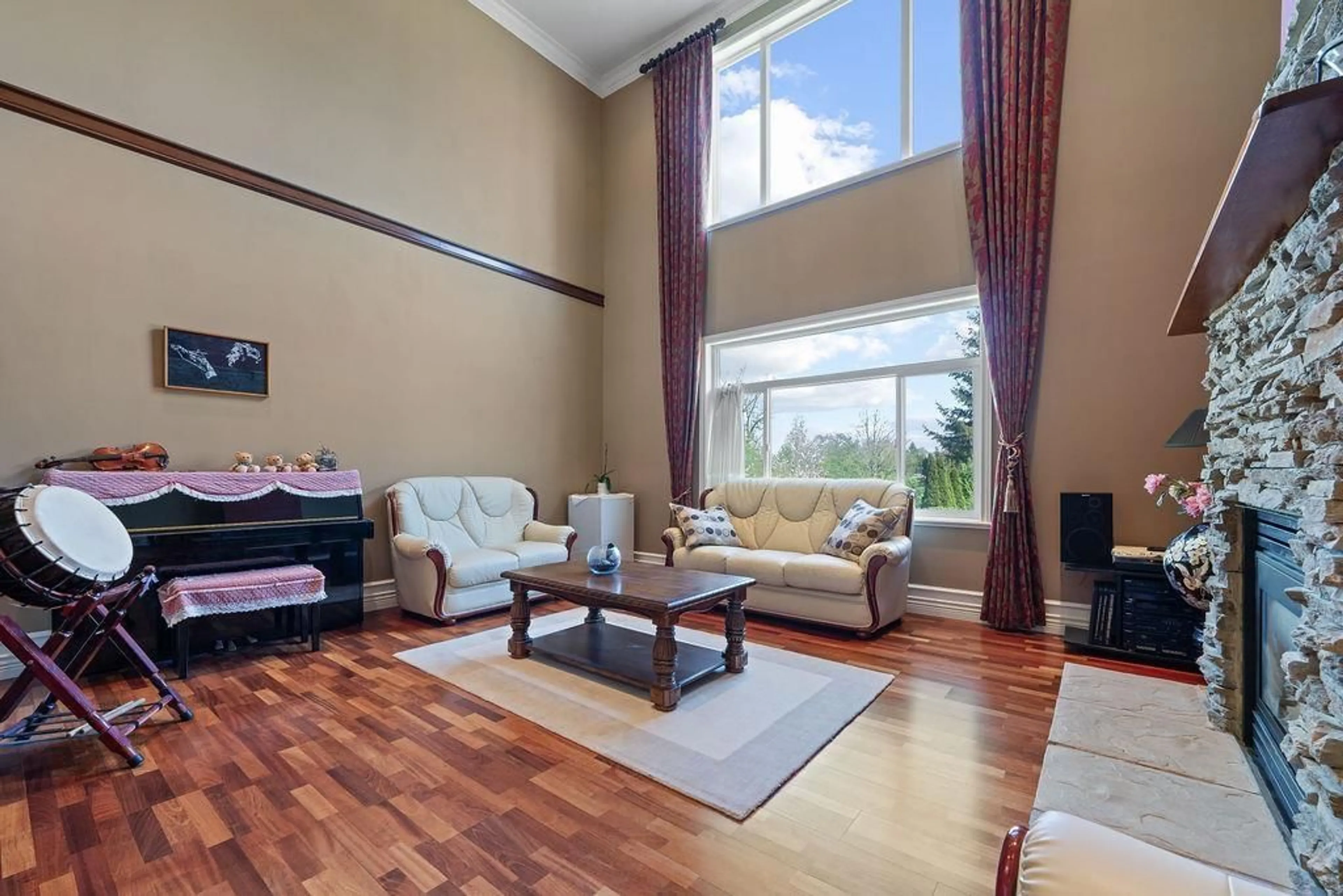 Living room with furniture, wood/laminate floor for 8676 167, Surrey British Columbia V4N5B1
