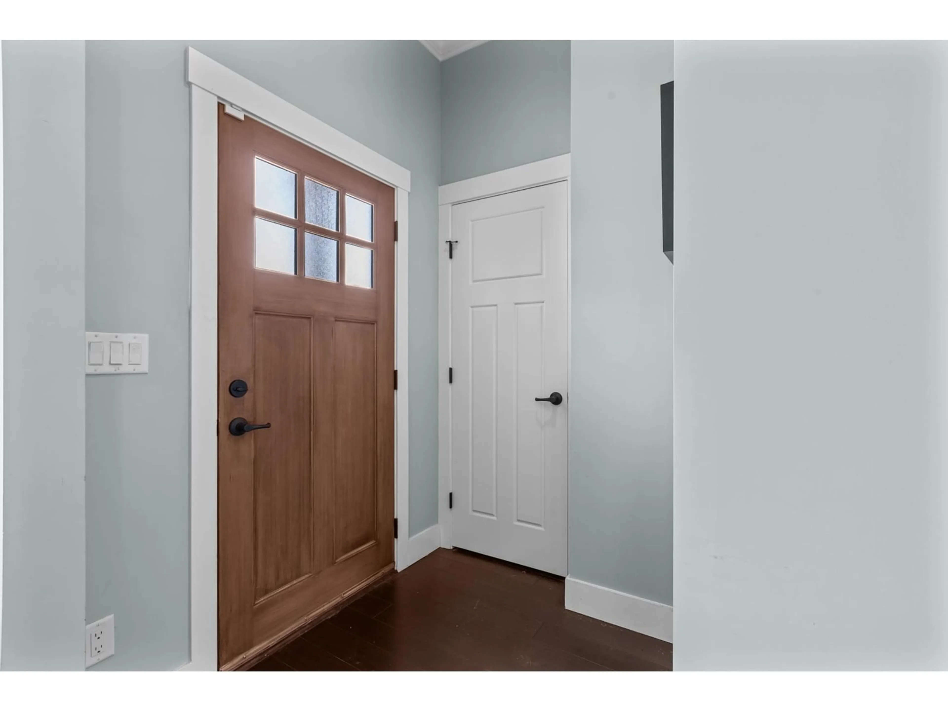 Indoor entryway for 7259 192, Surrey British Columbia V4N6L8