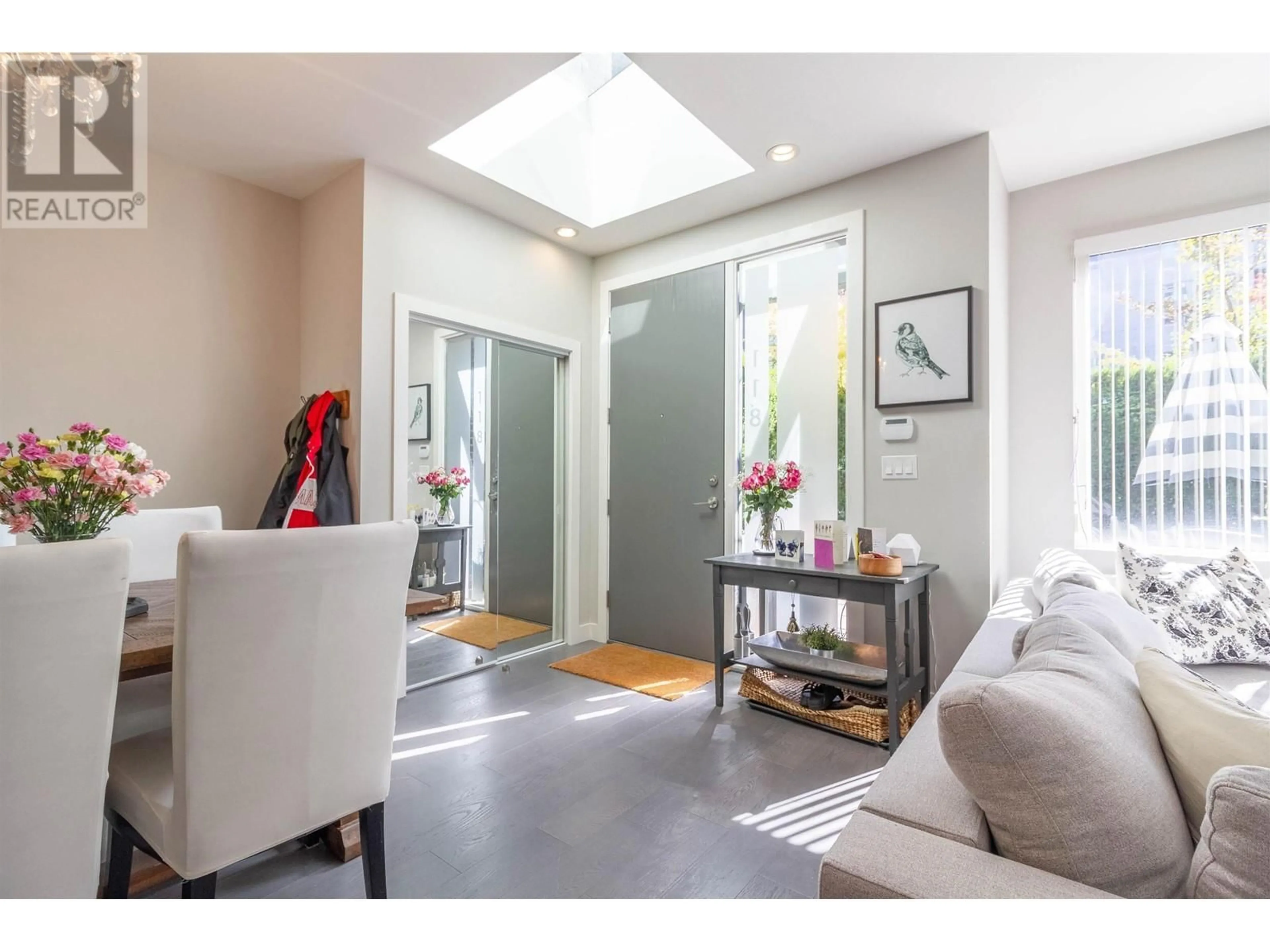 Indoor entryway for 118 - 9050 HIGHLAND COURT, Burnaby British Columbia V5A0E3