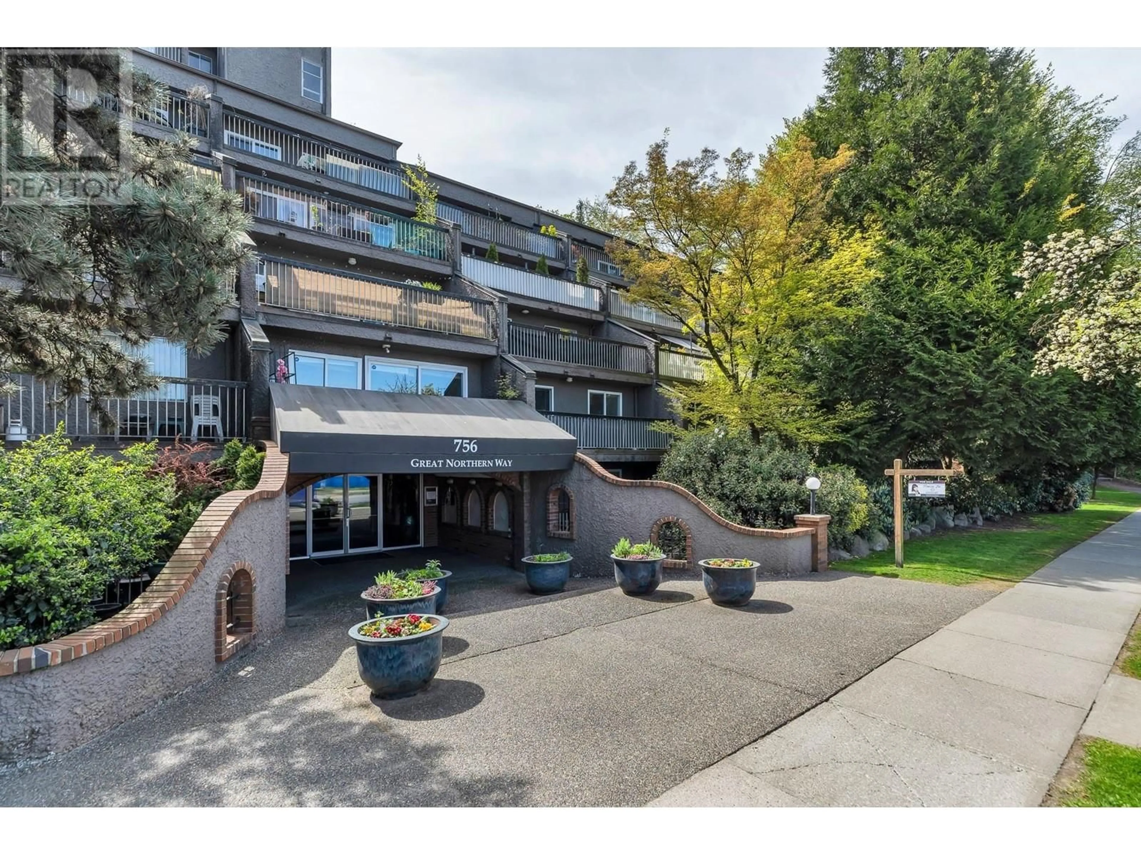 Indoor foyer for 302 - 756 GREAT NORTHERN WAY, Vancouver British Columbia V5T1E4