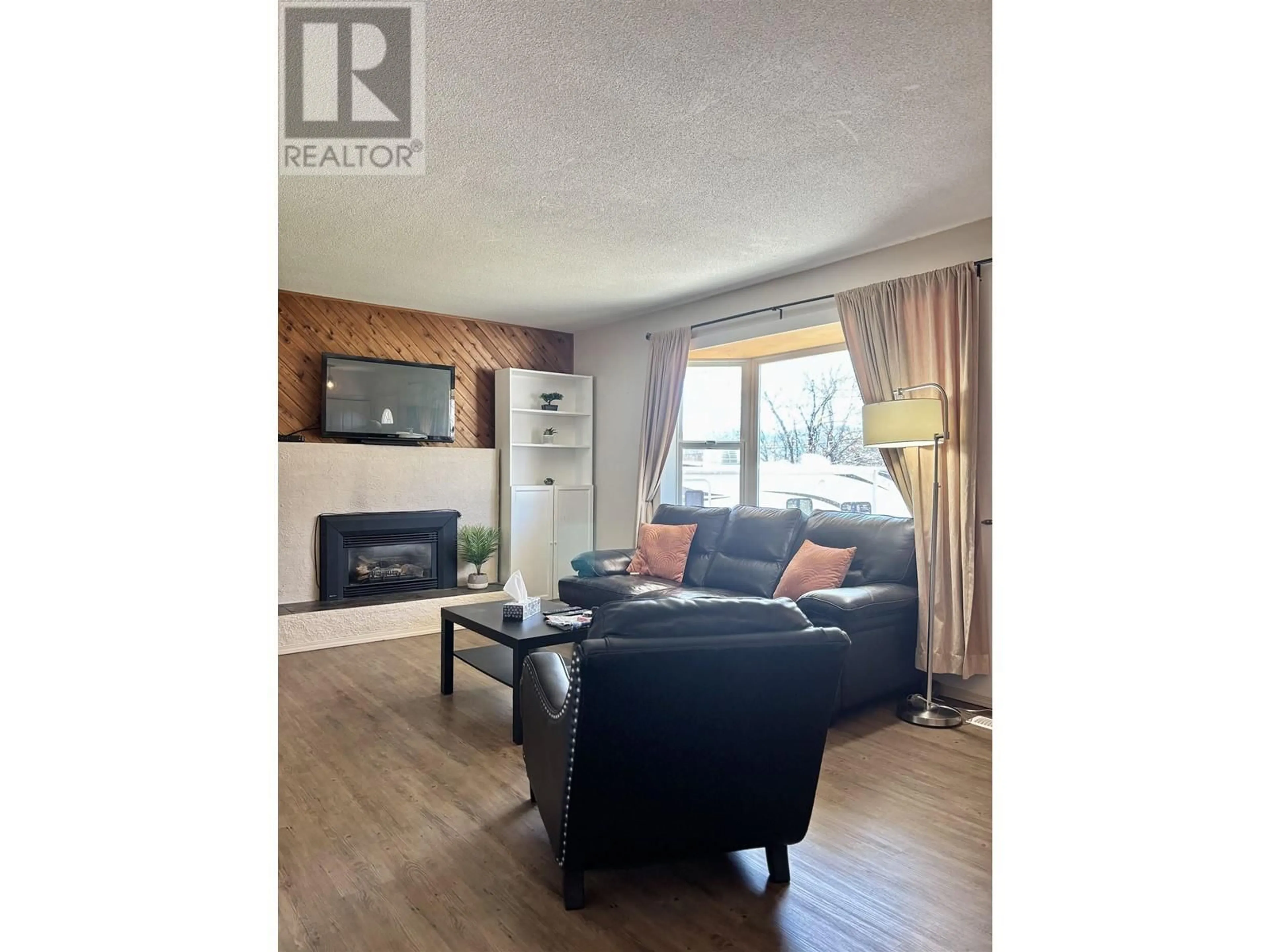 Living room with furniture, wood/laminate floor for 1130 LATIN AVENUE, Williams Lake British Columbia V2G2J9