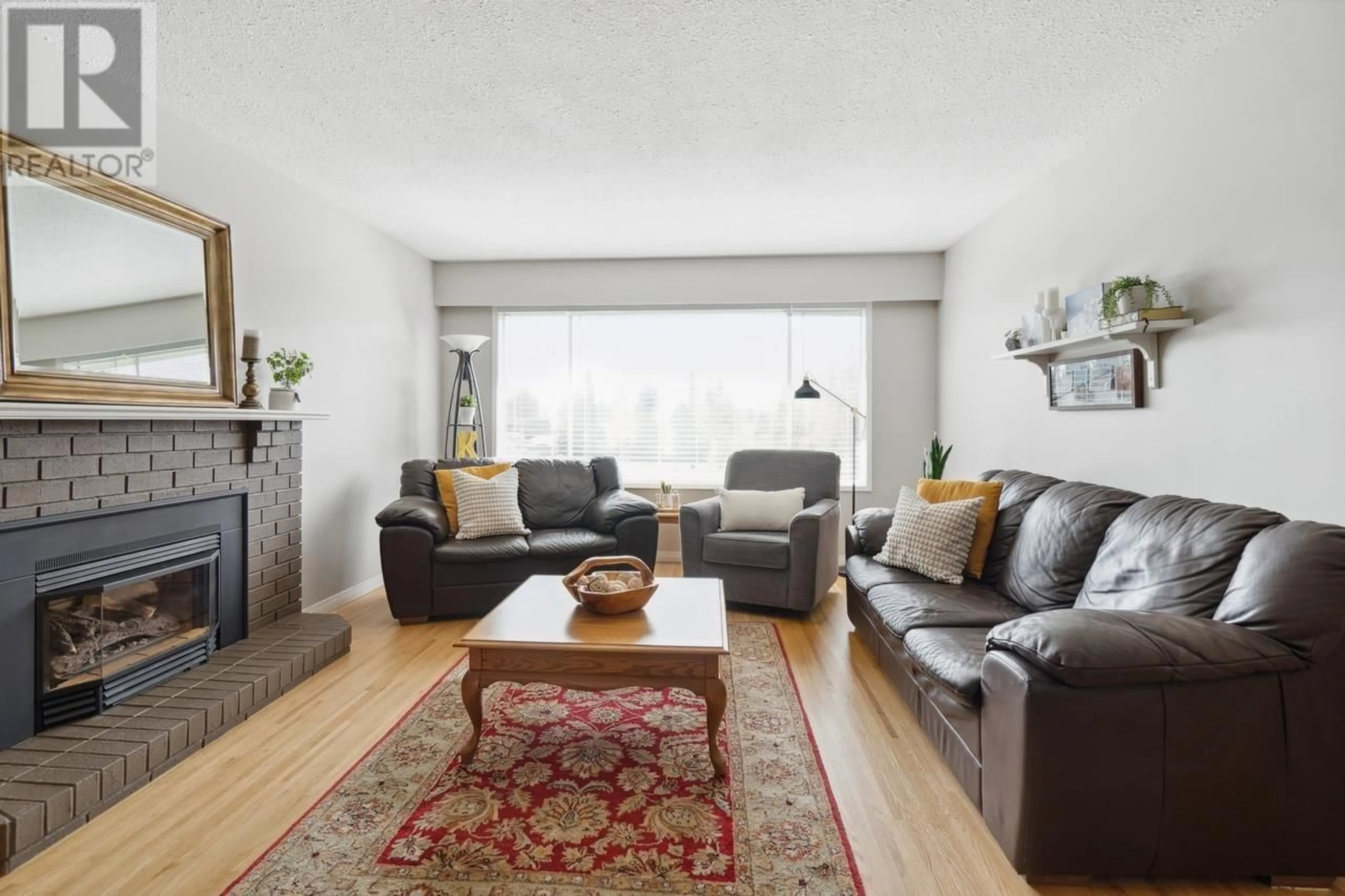 Living room with furniture, wood/laminate floor for 905 GLENCOE DRIVE, Port Moody British Columbia V3H1H2