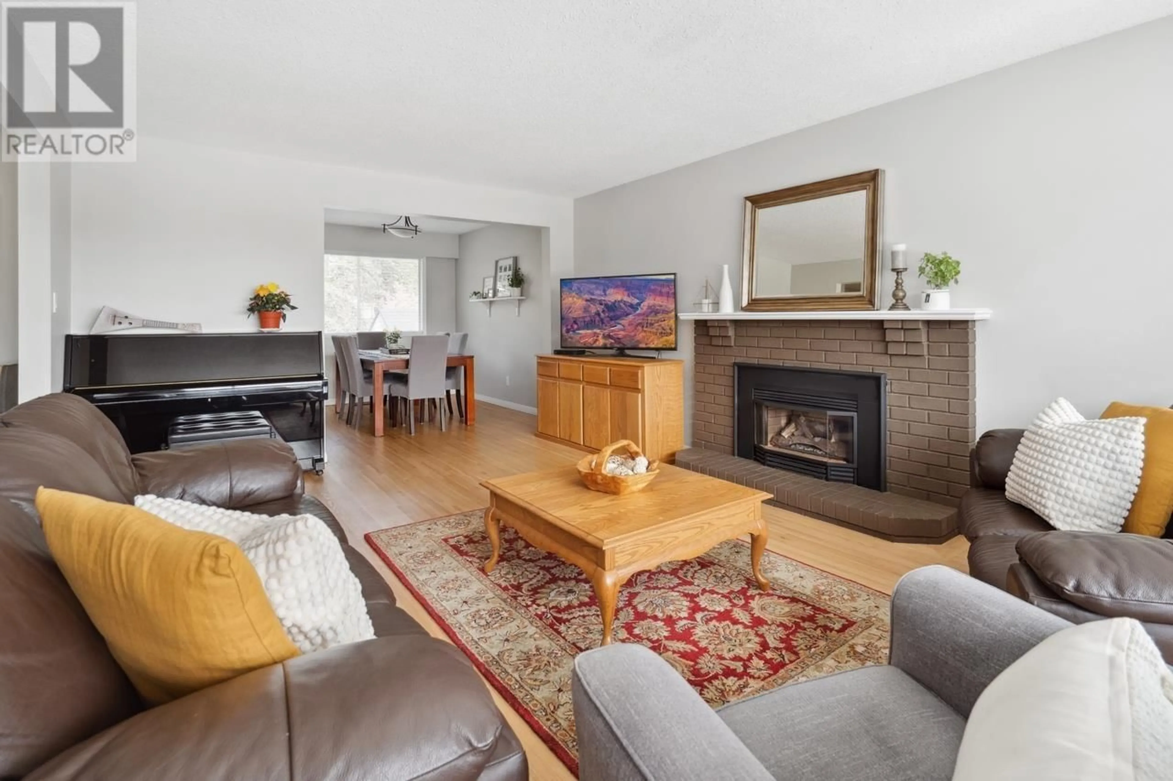Living room with furniture, wood/laminate floor for 905 GLENCOE DRIVE, Port Moody British Columbia V3H1H2