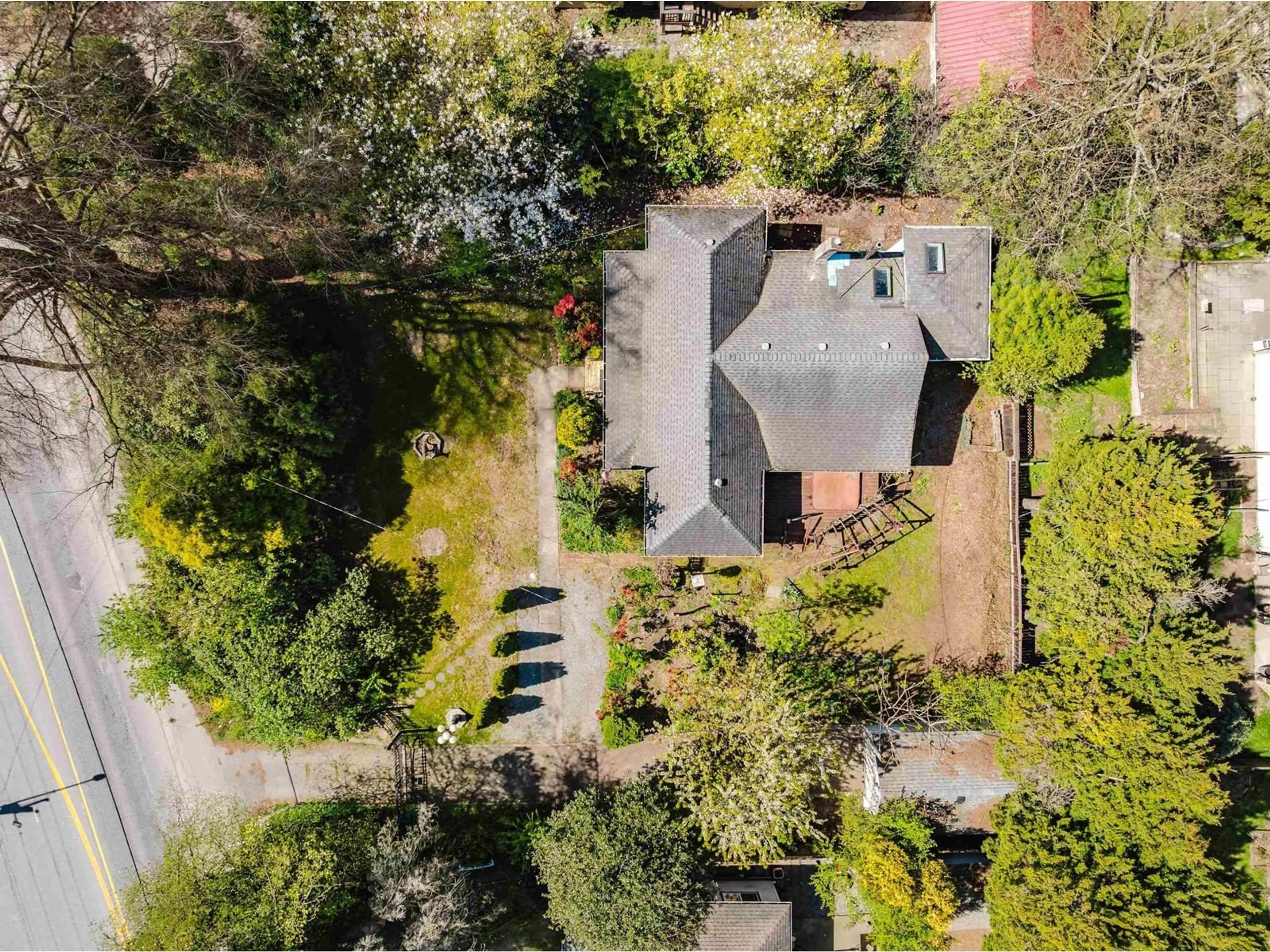 A pic from outside/outdoor area/front of a property/back of a property/a pic from drone, street for 33601 1ST, Mission British Columbia V2V1H3