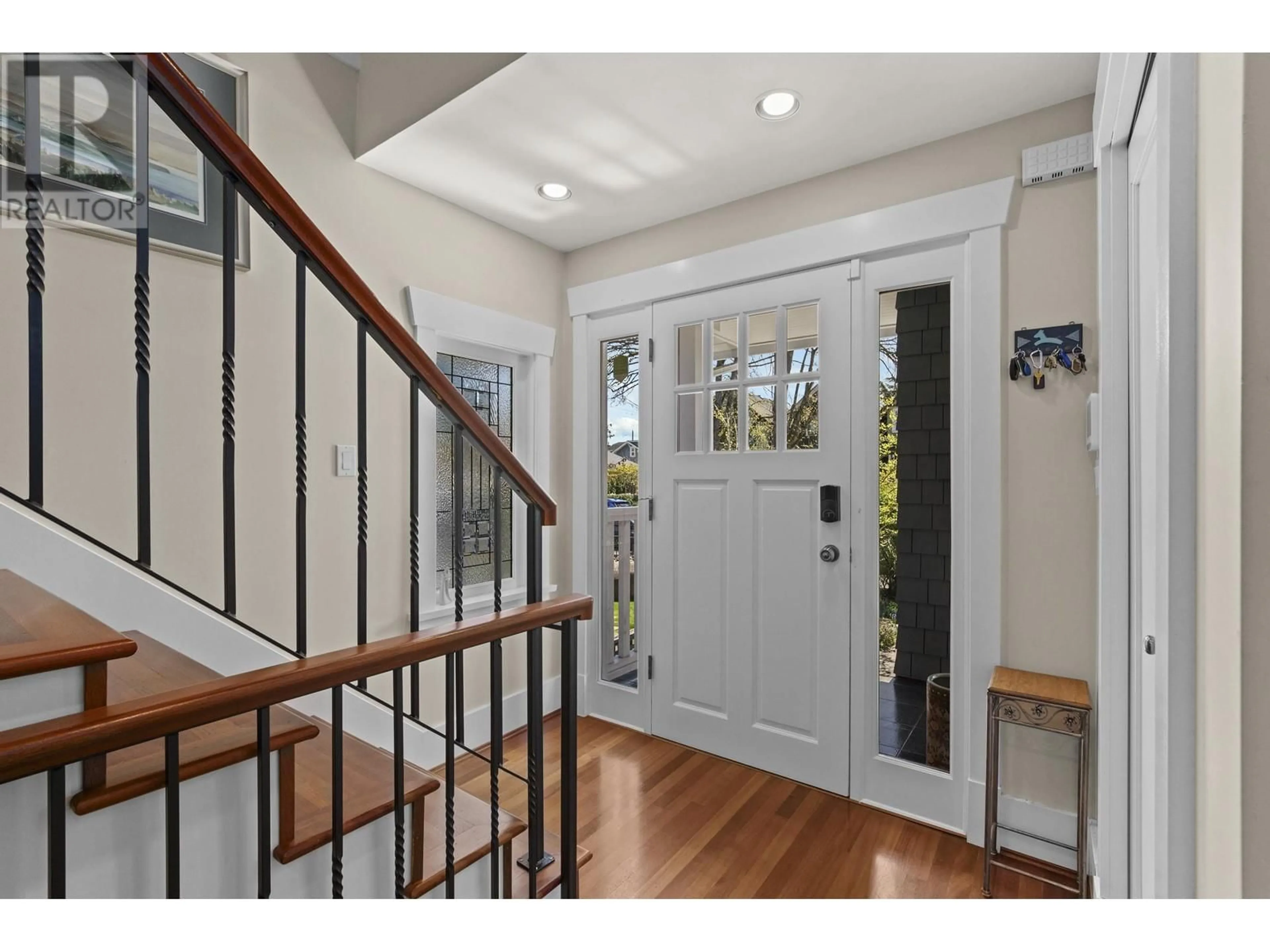 Indoor entryway for 3001 7TH AVENUE, Vancouver British Columbia V6K1Z7