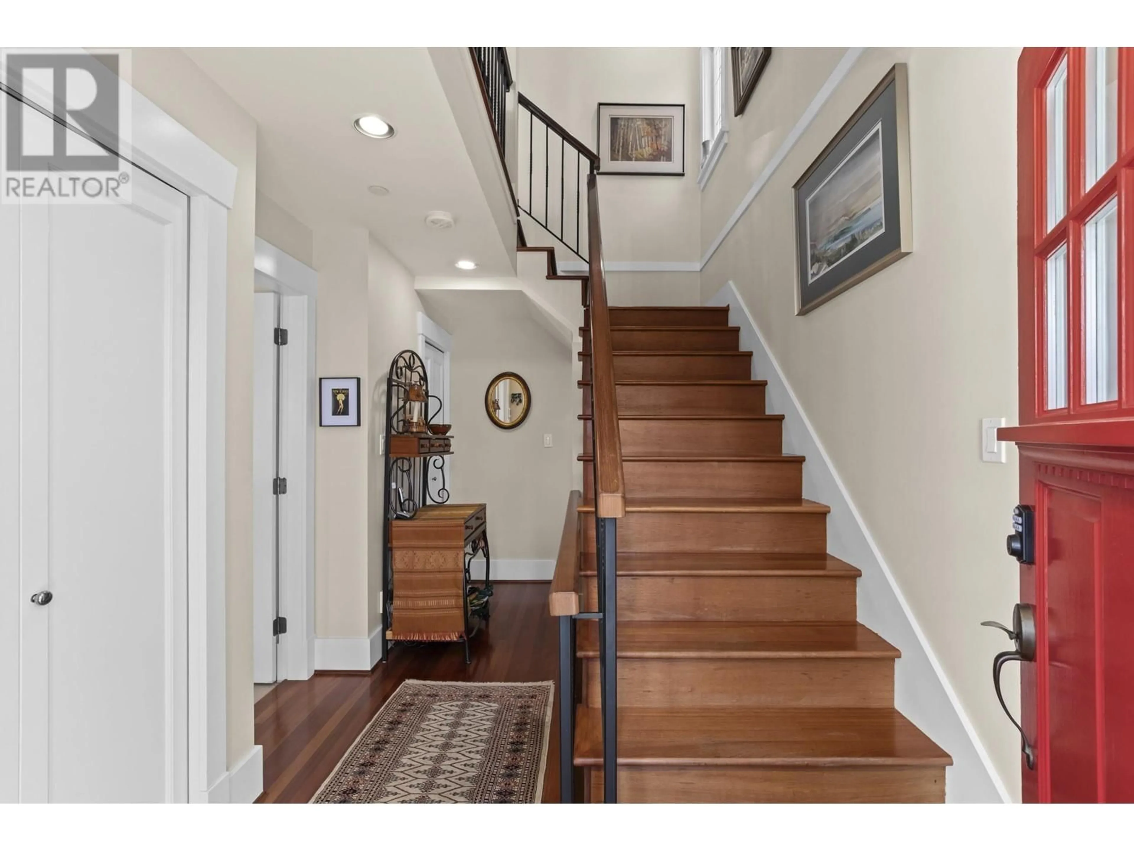 Indoor entryway for 3001 7TH AVENUE, Vancouver British Columbia V6K1Z7