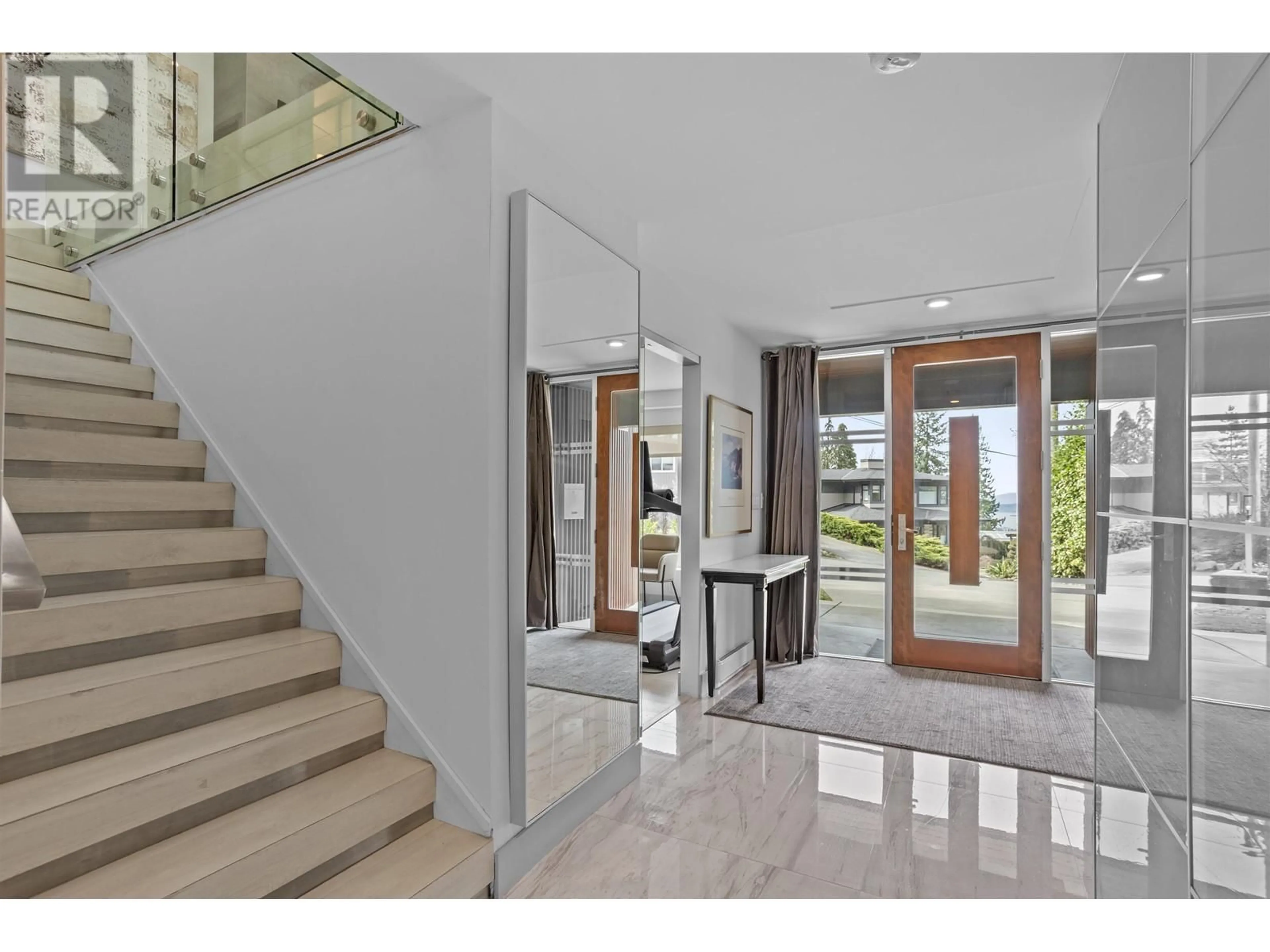 Indoor foyer for 568 PALISADE DRIVE, North Vancouver British Columbia V7R2J1