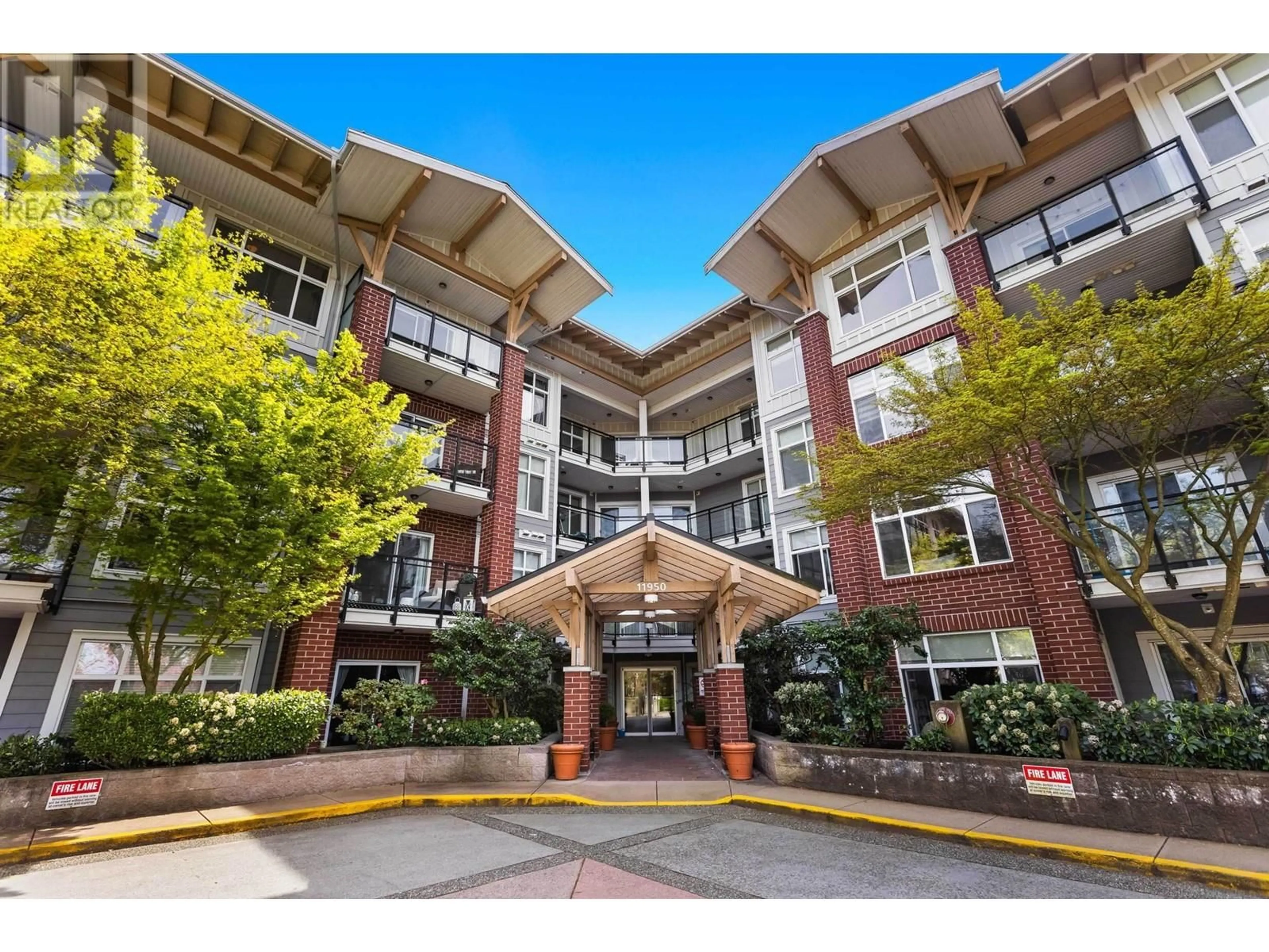 Indoor foyer for 105 - 11950 HARRIS ROAD, Pitt Meadows British Columbia V3Y0B7
