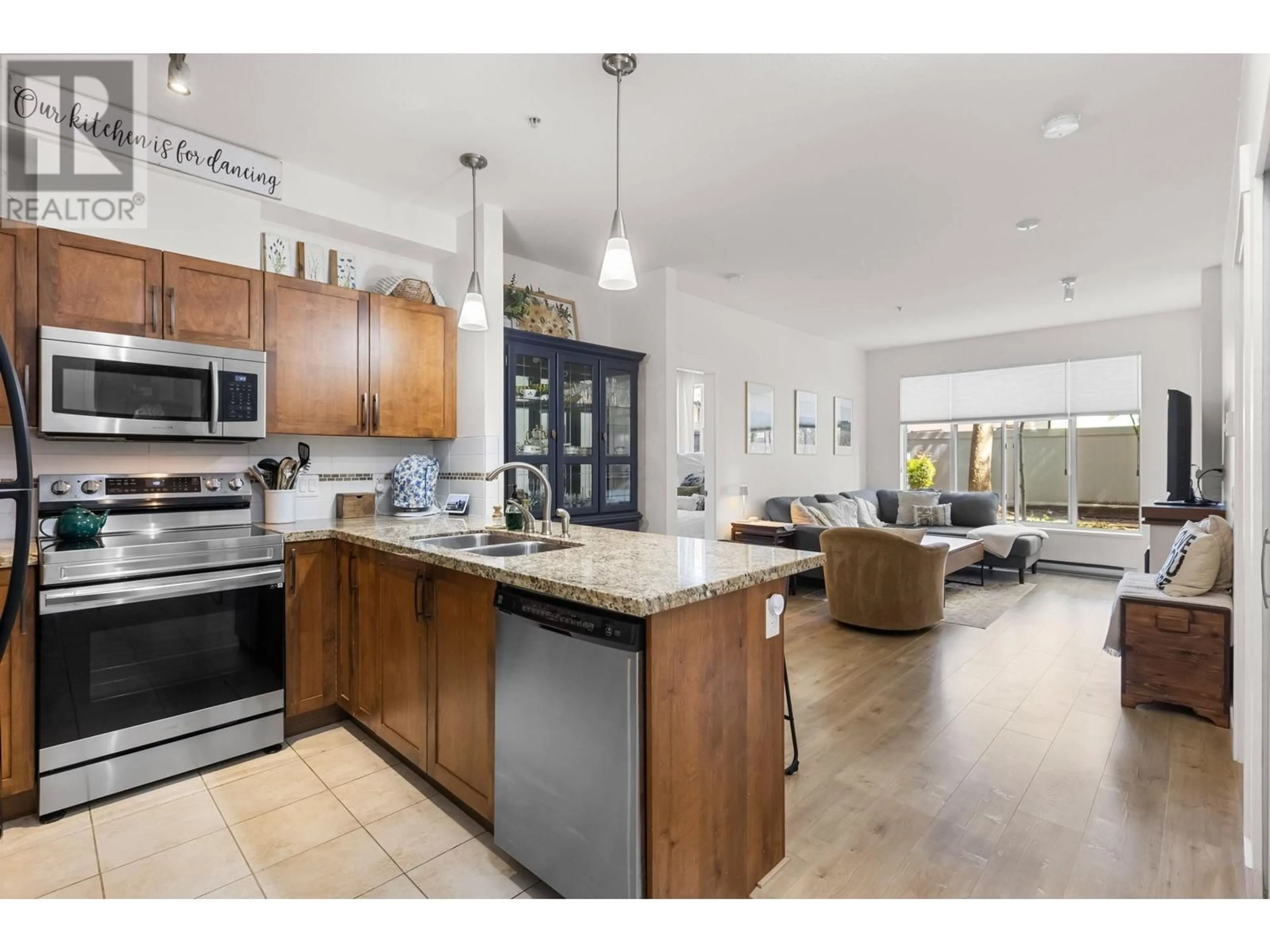 Open concept kitchen, ceramic/tile floor for 105 - 11950 HARRIS ROAD, Pitt Meadows British Columbia V3Y0B7