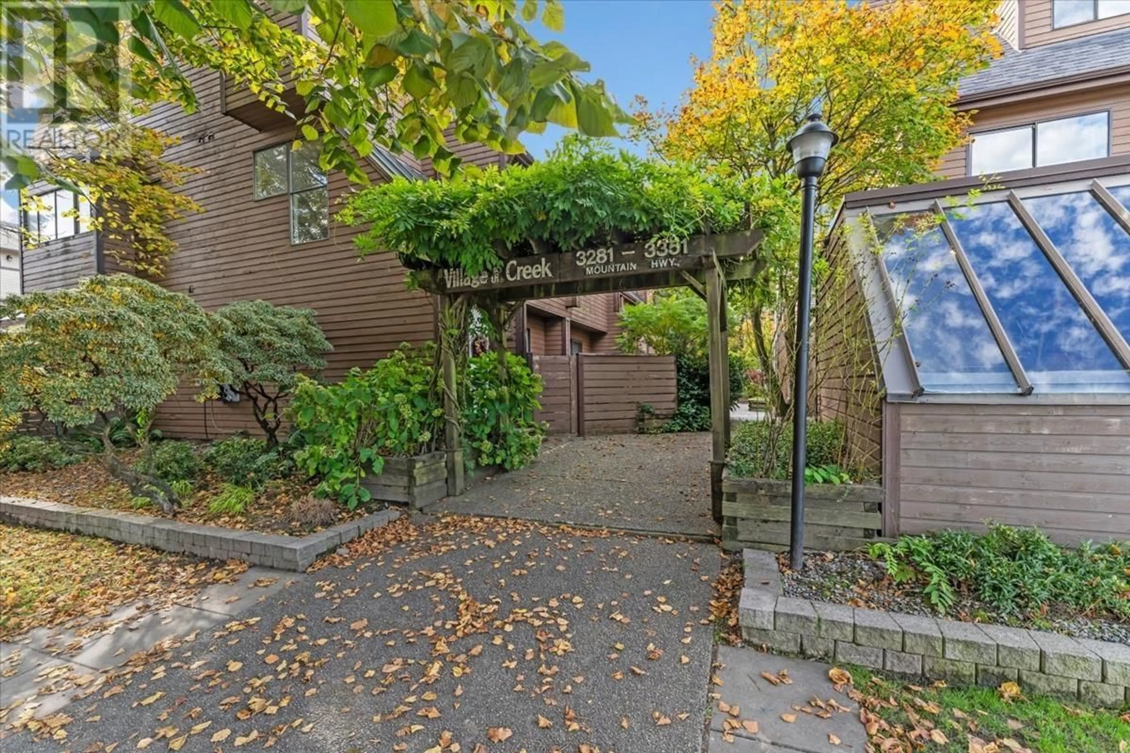 Patio, street for 3295 MOUNTAIN HIGHWAY, North Vancouver British Columbia V7K2H4