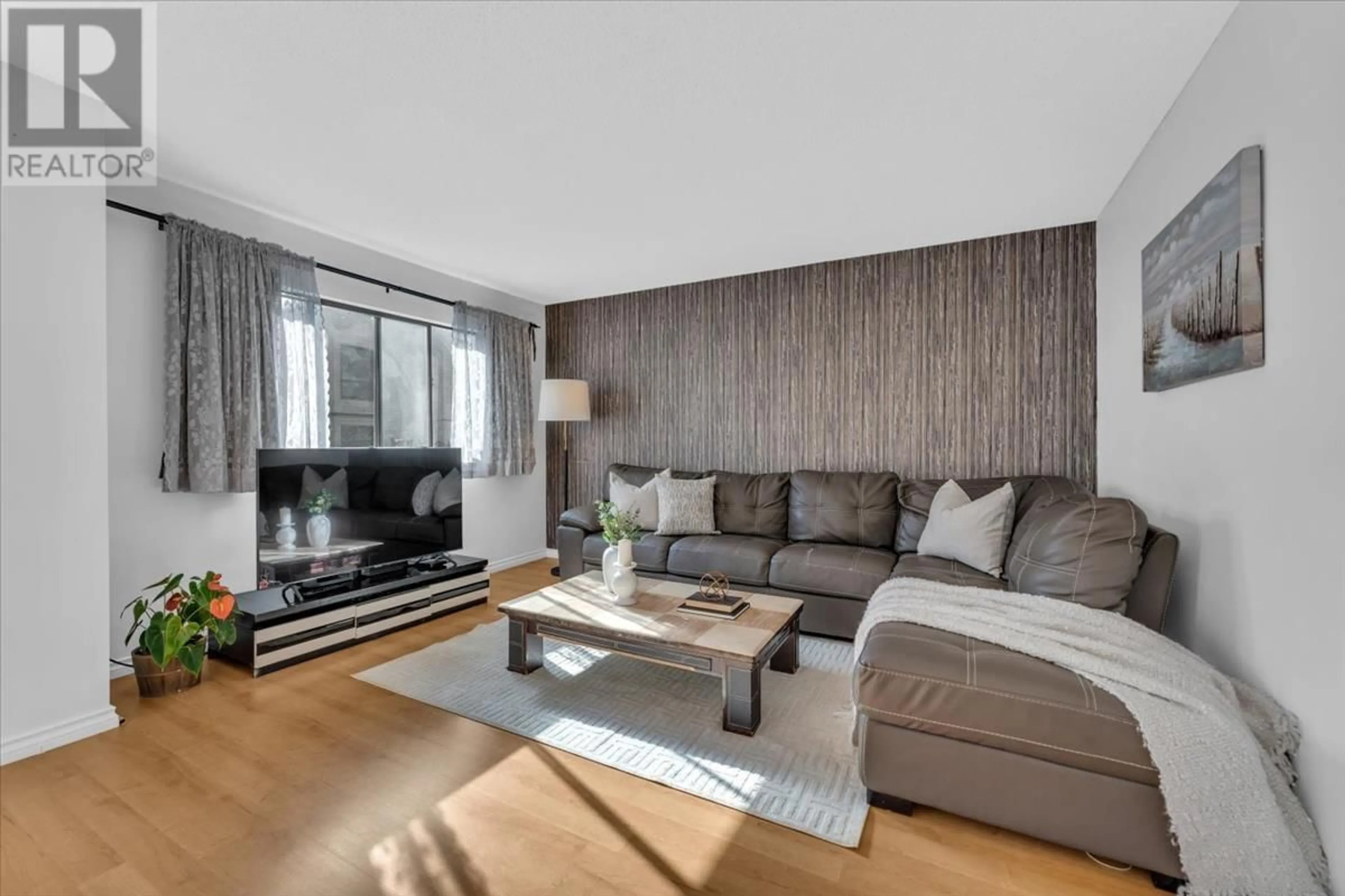 Living room with furniture, wood/laminate floor for 3295 MOUNTAIN HIGHWAY, North Vancouver British Columbia V7K2H4