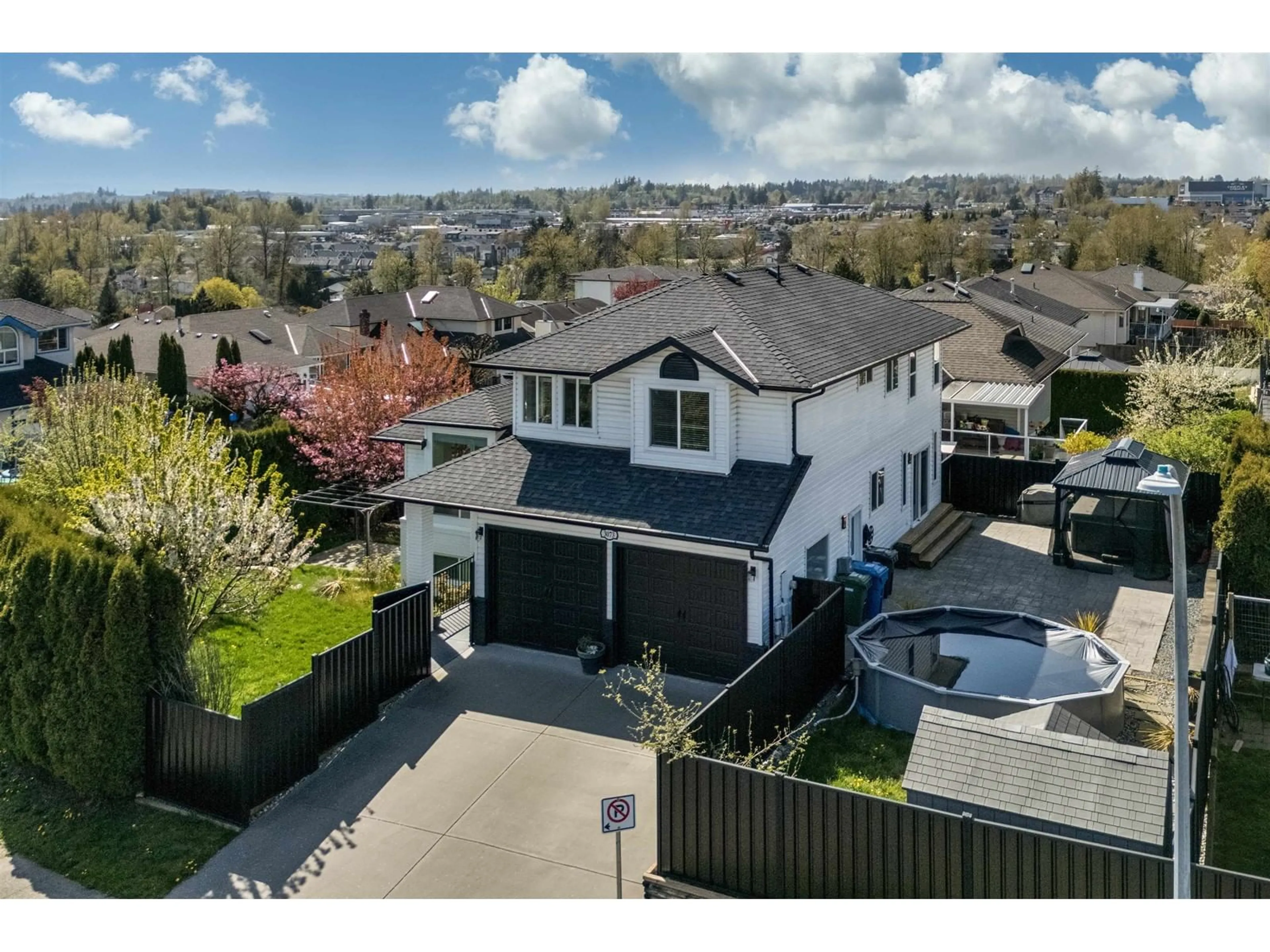 A pic from outside/outdoor area/front of a property/back of a property/a pic from drone, street for 3073 KINGFISHER, Abbotsford British Columbia V2T5K5