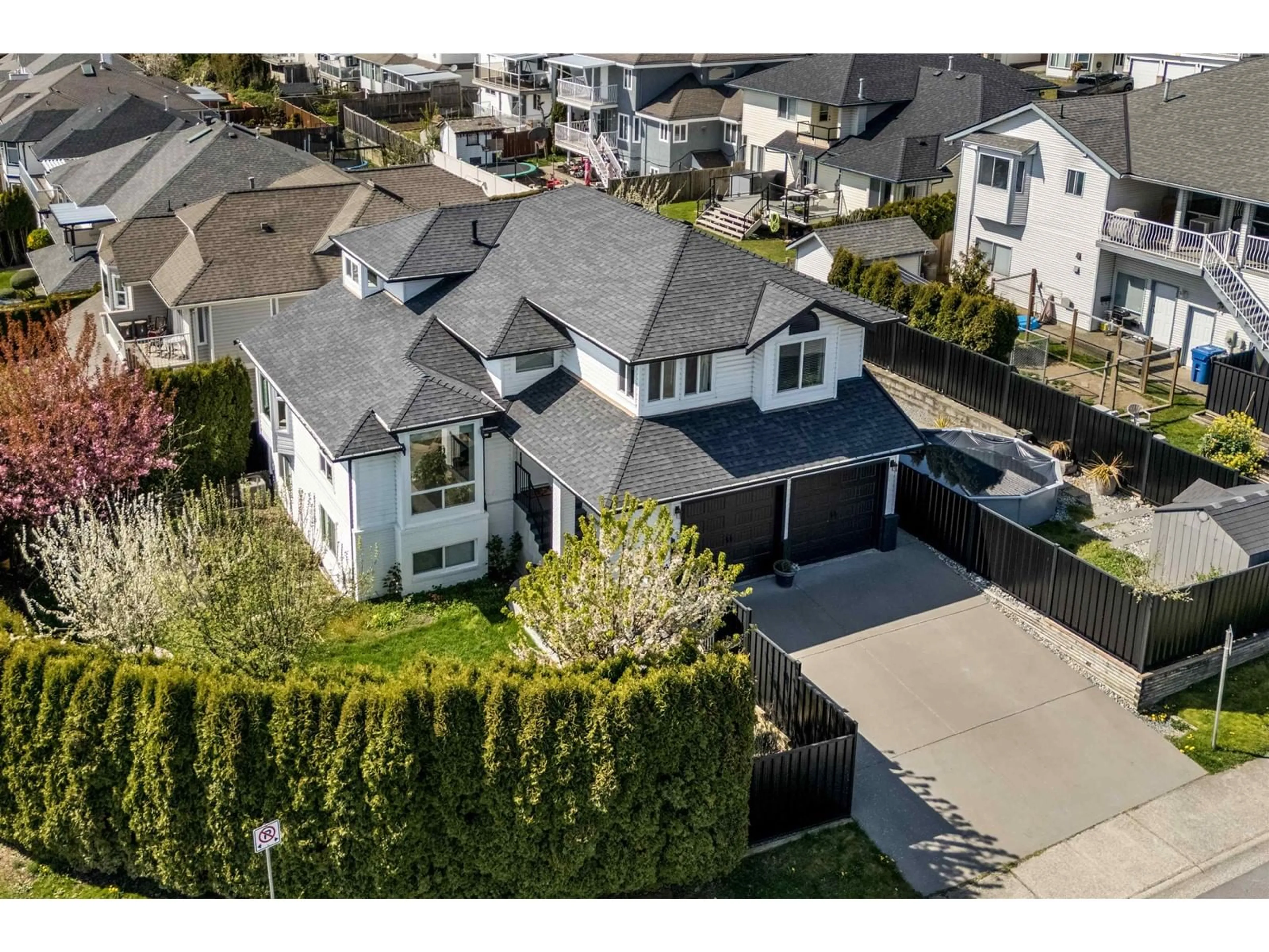 A pic from outside/outdoor area/front of a property/back of a property/a pic from drone, street for 3073 KINGFISHER, Abbotsford British Columbia V2T5K5