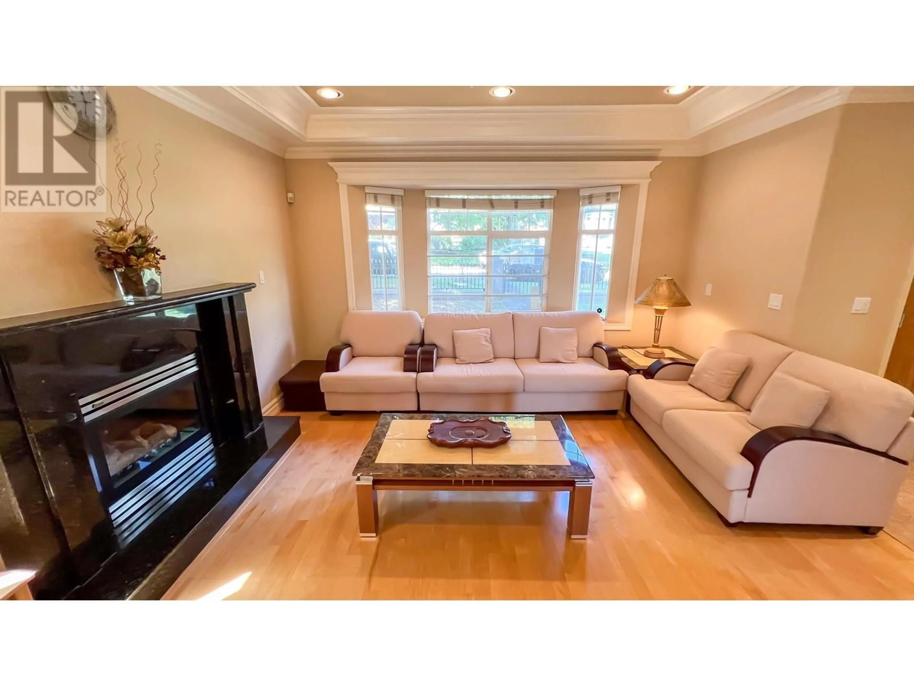 Living room with furniture, wood/laminate floor for 260 63RD AVENUE, Vancouver British Columbia V5X2H8