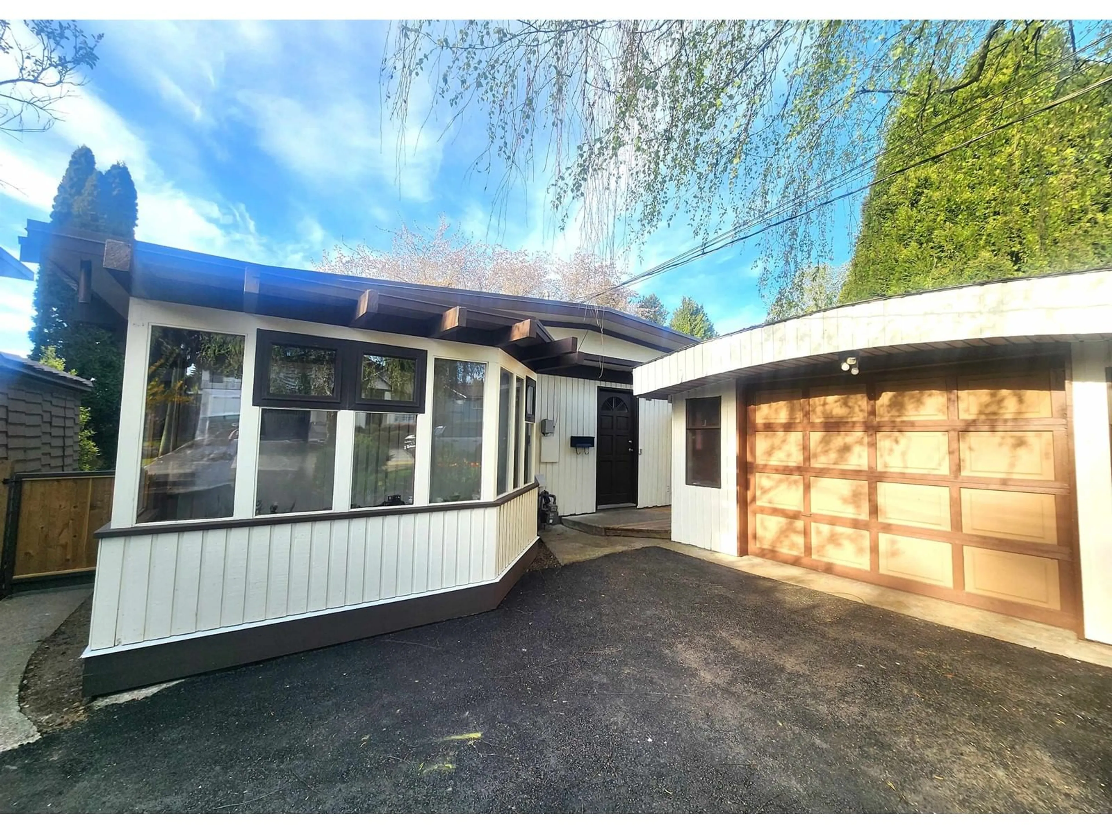 A pic from outside/outdoor area/front of a property/back of a property/a pic from drone, street for 11631 98, Surrey British Columbia V3V2J1